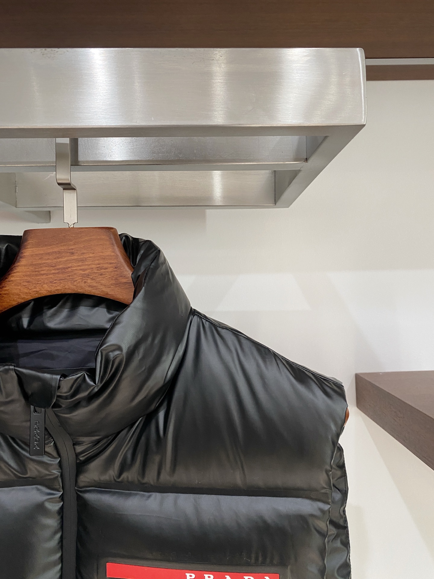 普拉达、2025最新款男士轻薄羽绒马甲、面料柔软舒适 ．上身版型超赞 ．拉链．辅料都是客供 、进口面料，