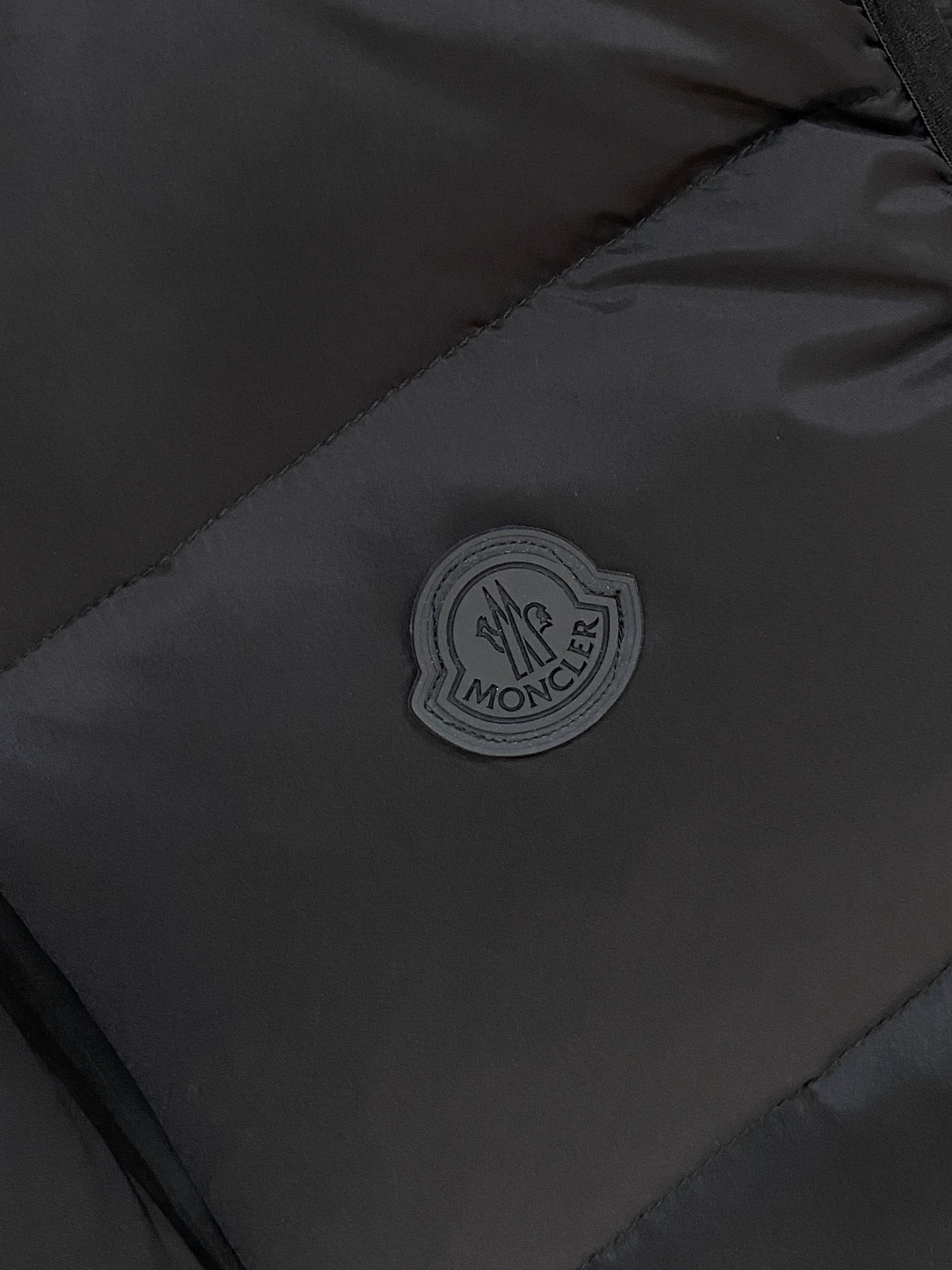 蒙口、2025最新款男士轻薄羽绒马甲、面料柔软舒适 ．上身版型超赞 ．拉链．辅料都是客供 、进口面料，轻