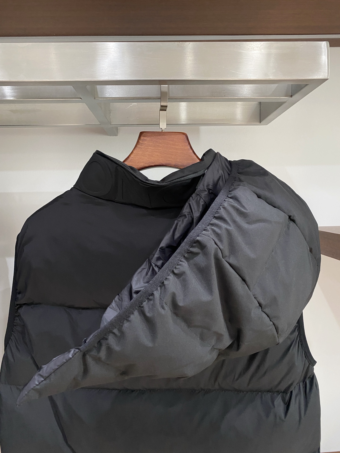 蒙口、2025最新款男士轻薄羽绒马甲、面料柔软舒适 ．上身版型超赞 ．拉链．辅料都是客供 、进口面料，轻