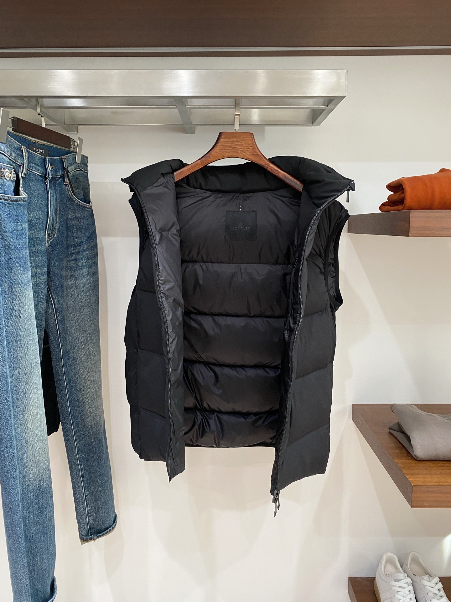 蒙口、2025最新款男士轻薄羽绒马甲、面料柔软舒适 ．上身版型超赞 ．拉链．辅料都是客供 、进口面料，轻