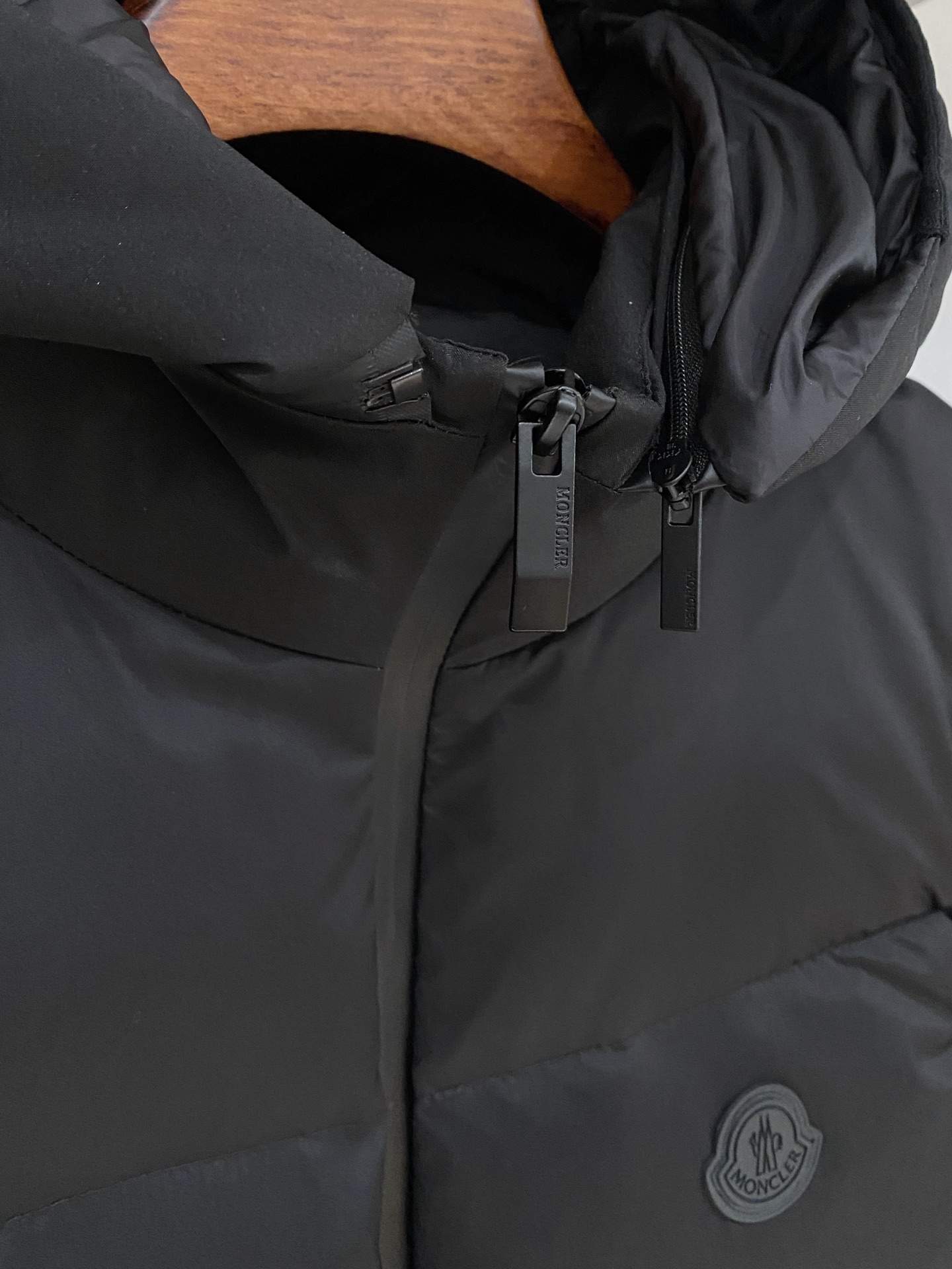 蒙口、2025最新款男士轻薄羽绒马甲、面料柔软舒适 ．上身版型超赞 ．拉链．辅料都是客供 、进口面料，轻