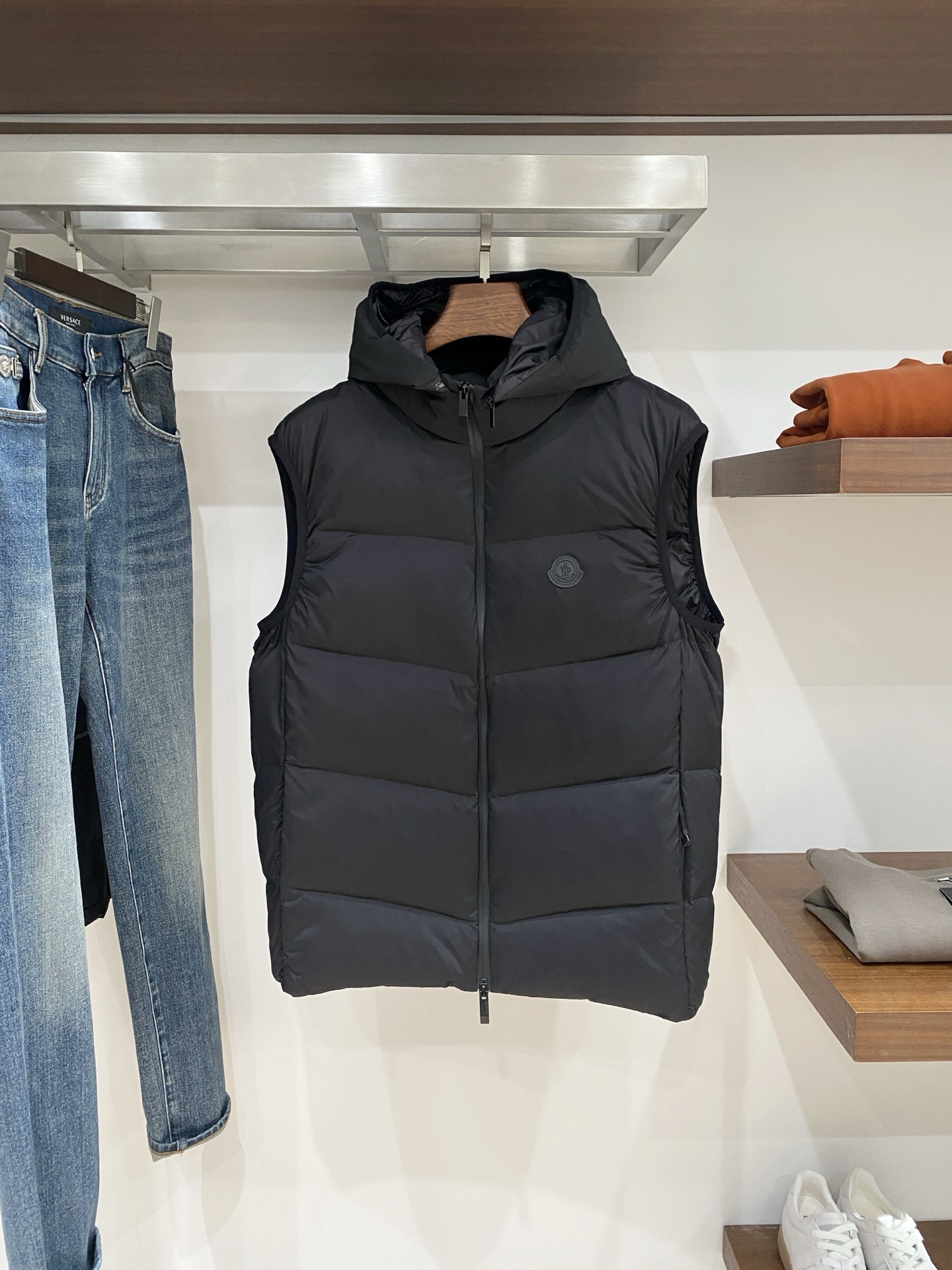 蒙口、2025最新款男士轻薄羽绒马甲、面料柔软舒适 ．上身版型超赞 ．拉链．辅料都是客供 、进口面料，轻