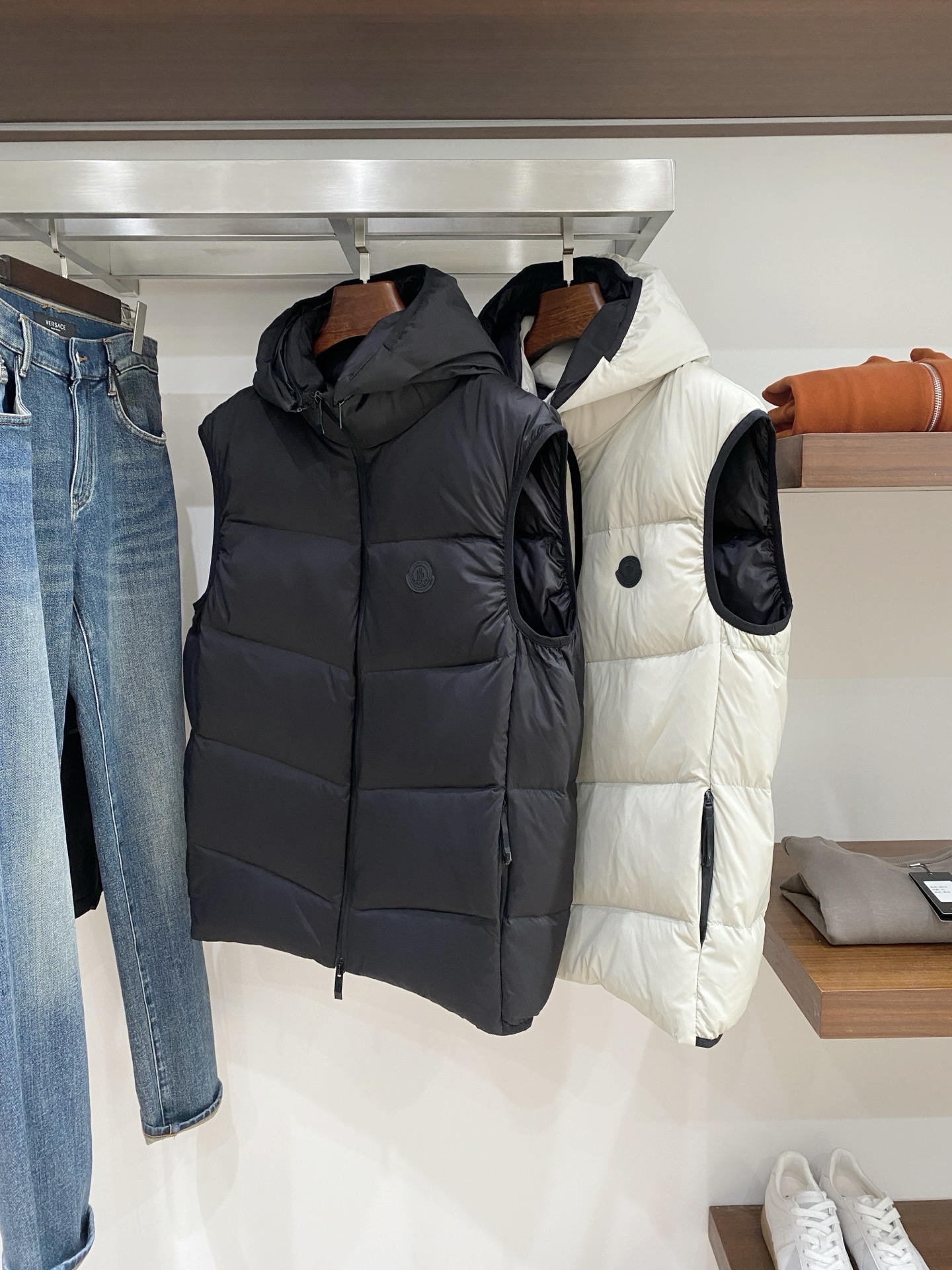 蒙口、2025最新款男士轻薄羽绒马甲、面料柔软舒适 ．上身版型超赞 ．拉链．辅料都是客供 、进口面料，轻