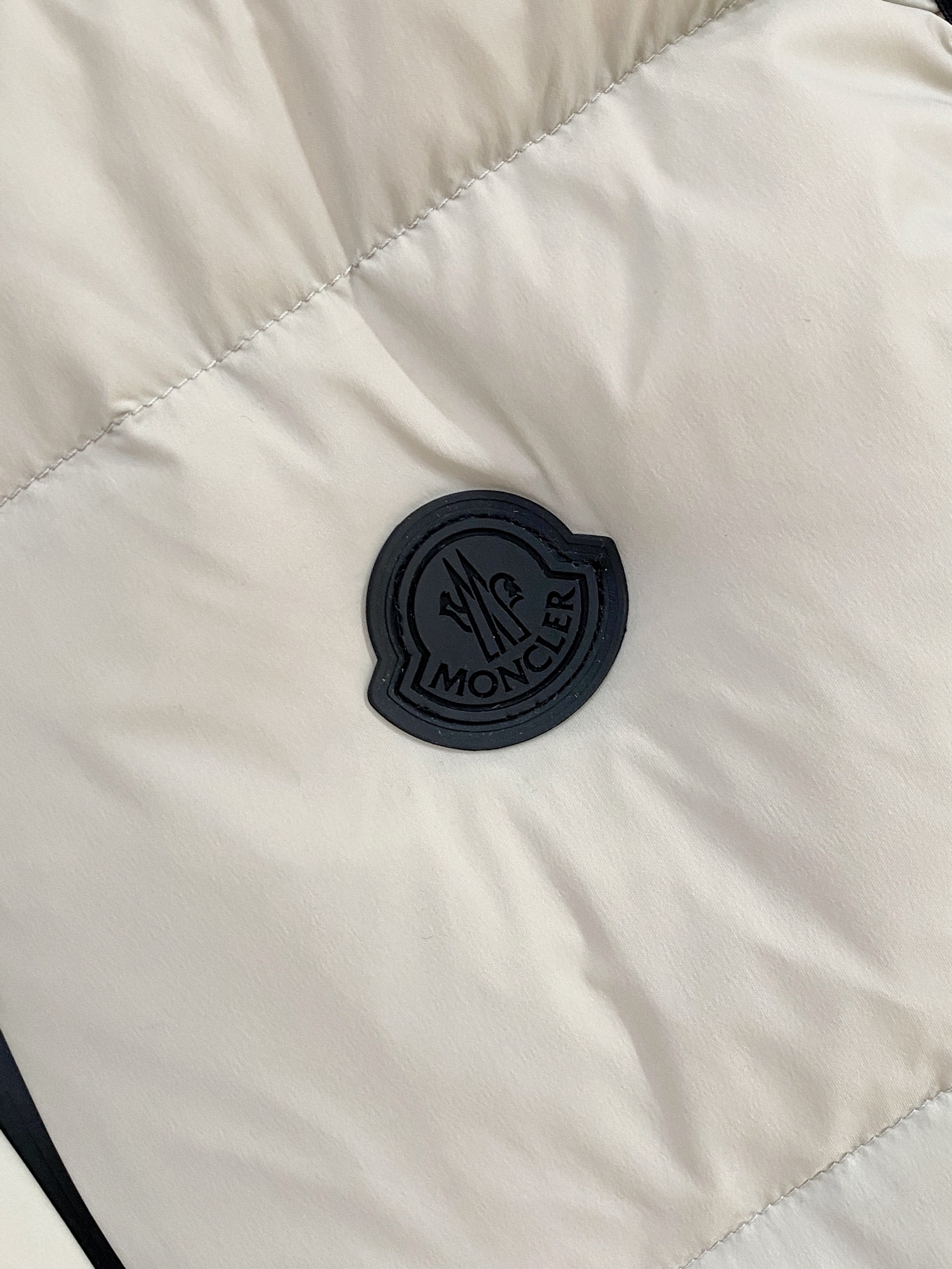 蒙口、2025最新款男士轻薄羽绒马甲、面料柔软舒适 ．上身版型超赞 ．拉链．辅料都是客供 、进口面料，轻