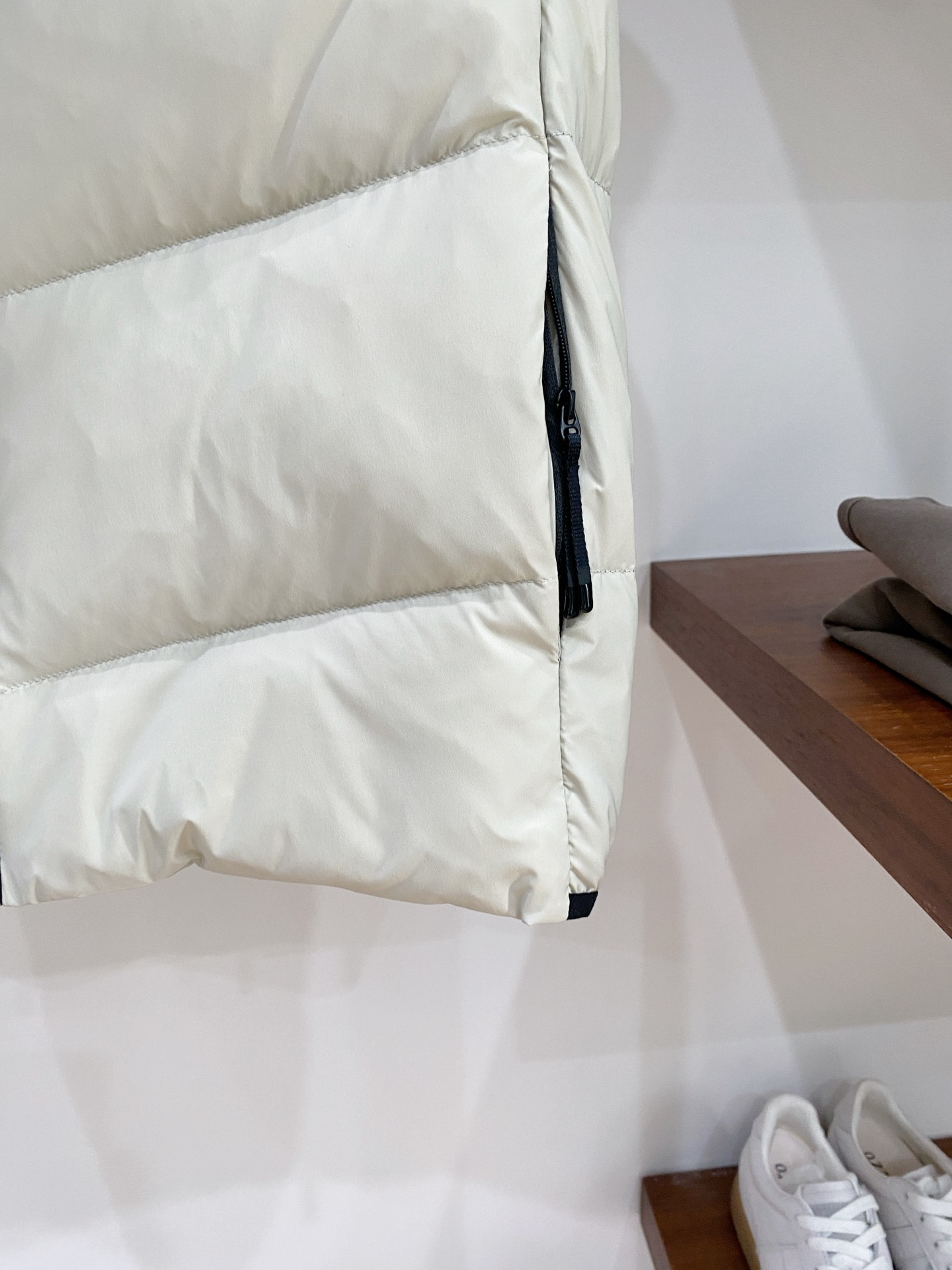 蒙口、2025最新款男士轻薄羽绒马甲、面料柔软舒适 ．上身版型超赞 ．拉链．辅料都是客供 、进口面料，轻