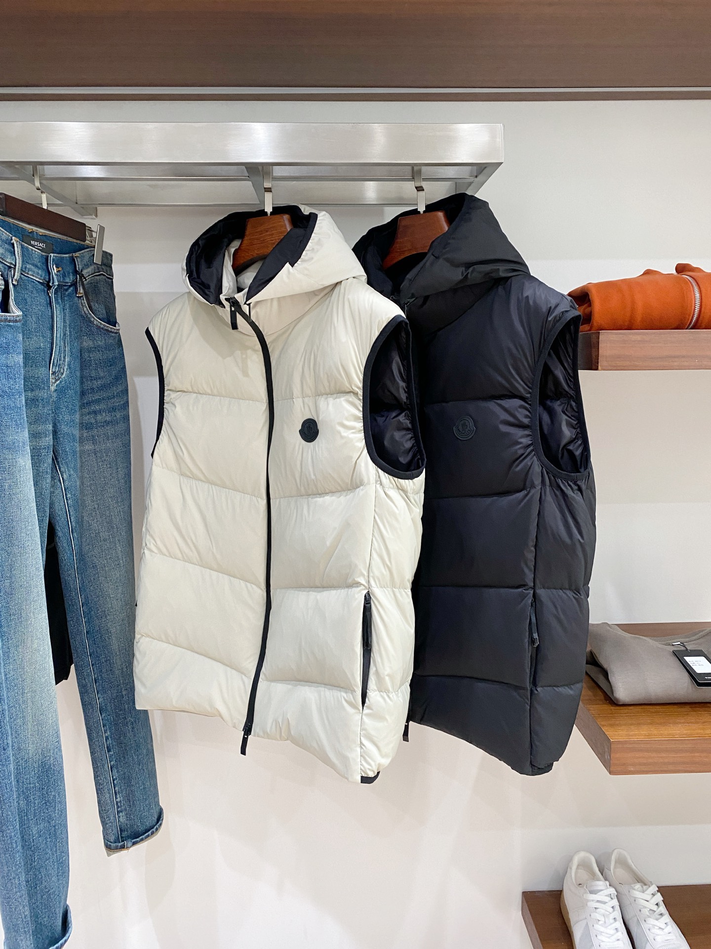 蒙口、2025最新款男士轻薄羽绒马甲、面料柔软舒适 ．上身版型超赞 ．拉链．辅料都是客供 、进口面料，轻