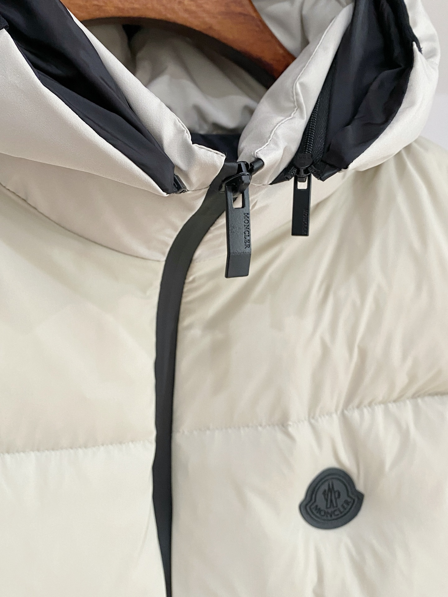 蒙口、2025最新款男士轻薄羽绒马甲、面料柔软舒适 ．上身版型超赞 ．拉链．辅料都是客供 、进口面料，轻