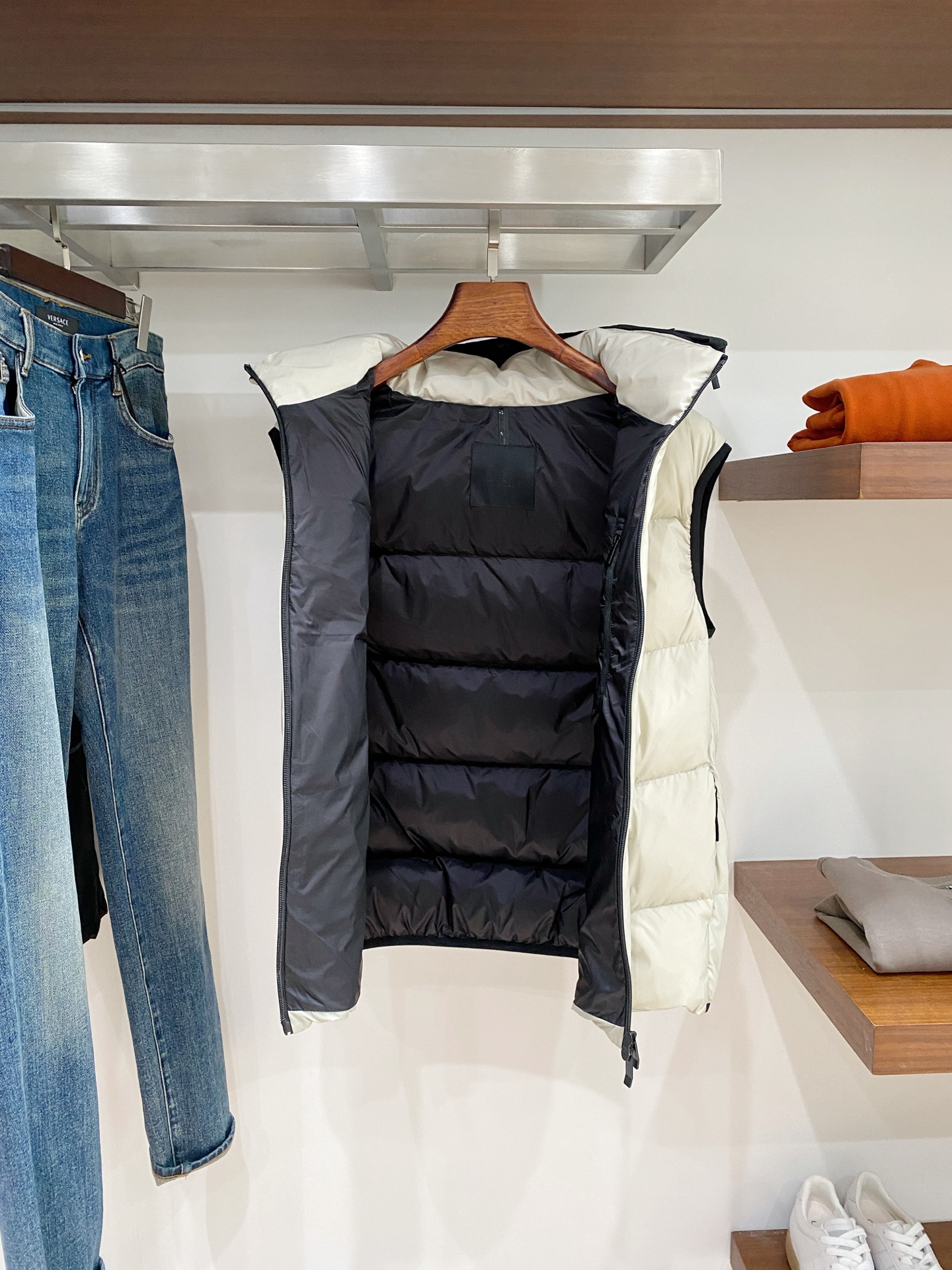 蒙口、2025最新款男士轻薄羽绒马甲、面料柔软舒适 ．上身版型超赞 ．拉链．辅料都是客供 、进口面料，轻