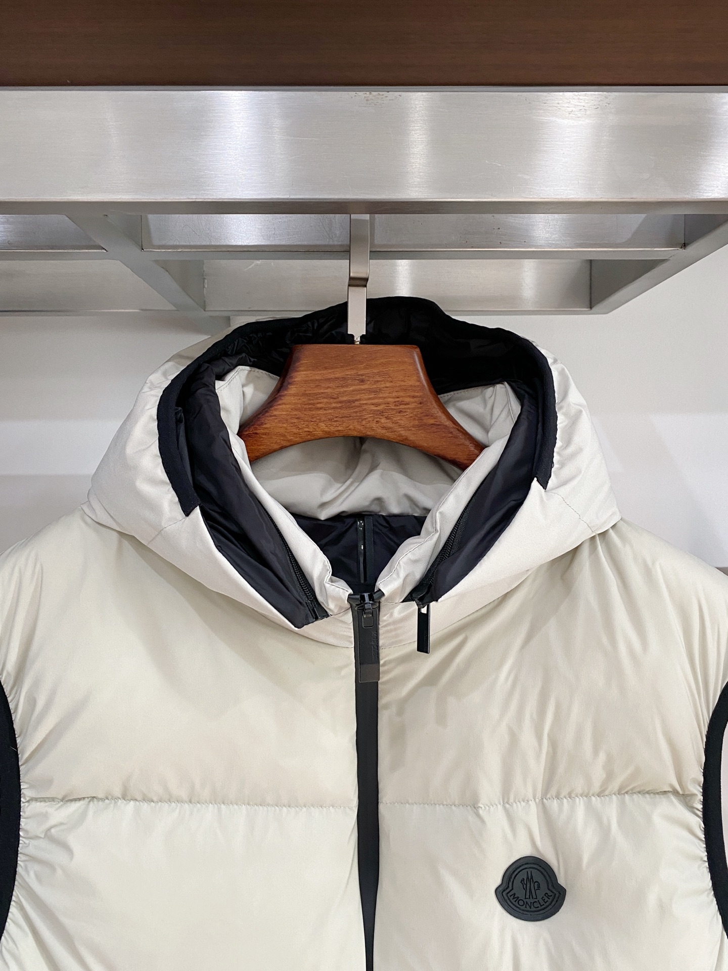 蒙口、2025最新款男士轻薄羽绒马甲、面料柔软舒适 ．上身版型超赞 ．拉链．辅料都是客供 、进口面料，轻