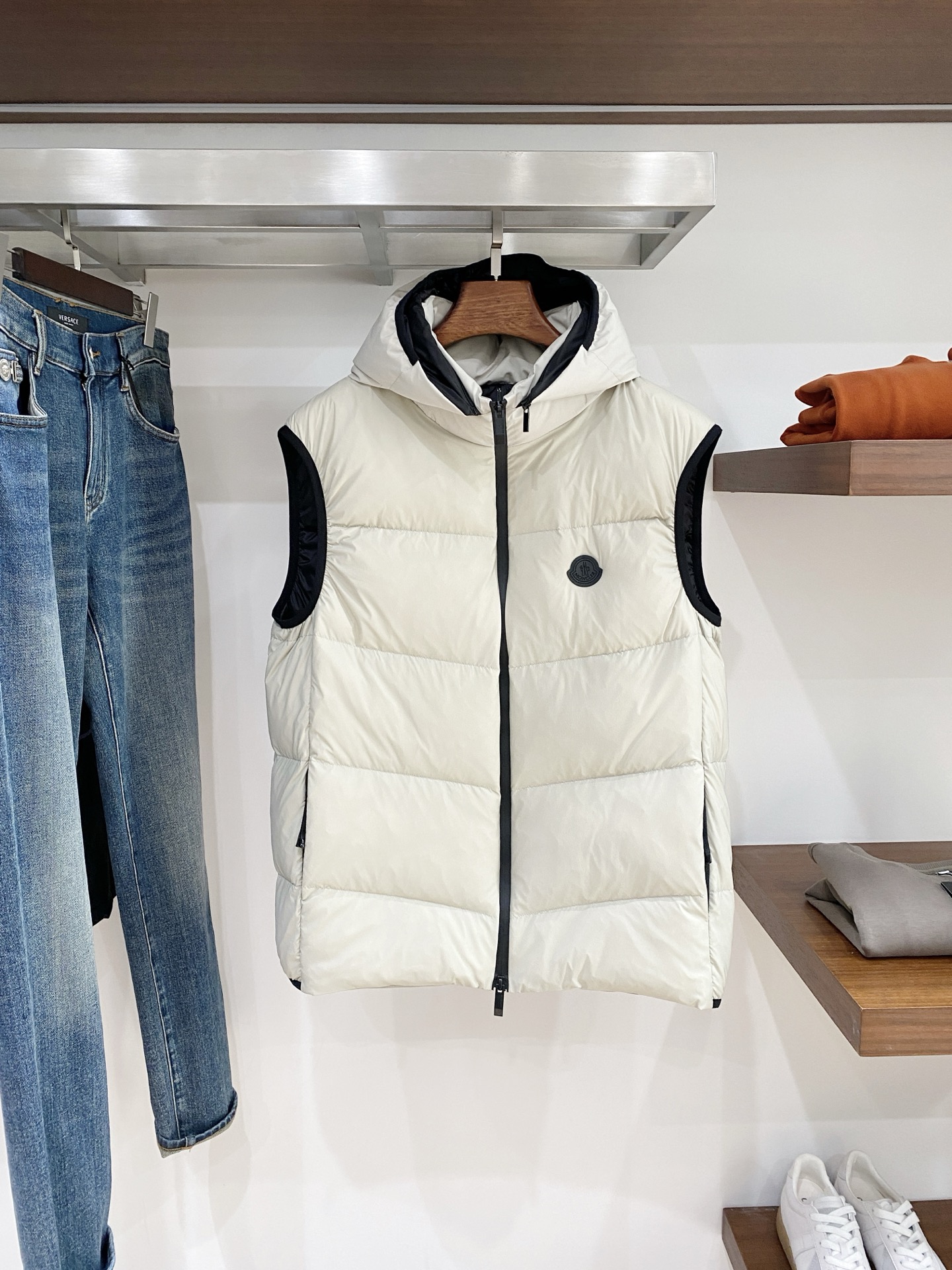 蒙口、2025最新款男士轻薄羽绒马甲、面料柔软舒适 ．上身版型超赞 ．拉链．辅料都是客供 、进口面料，轻