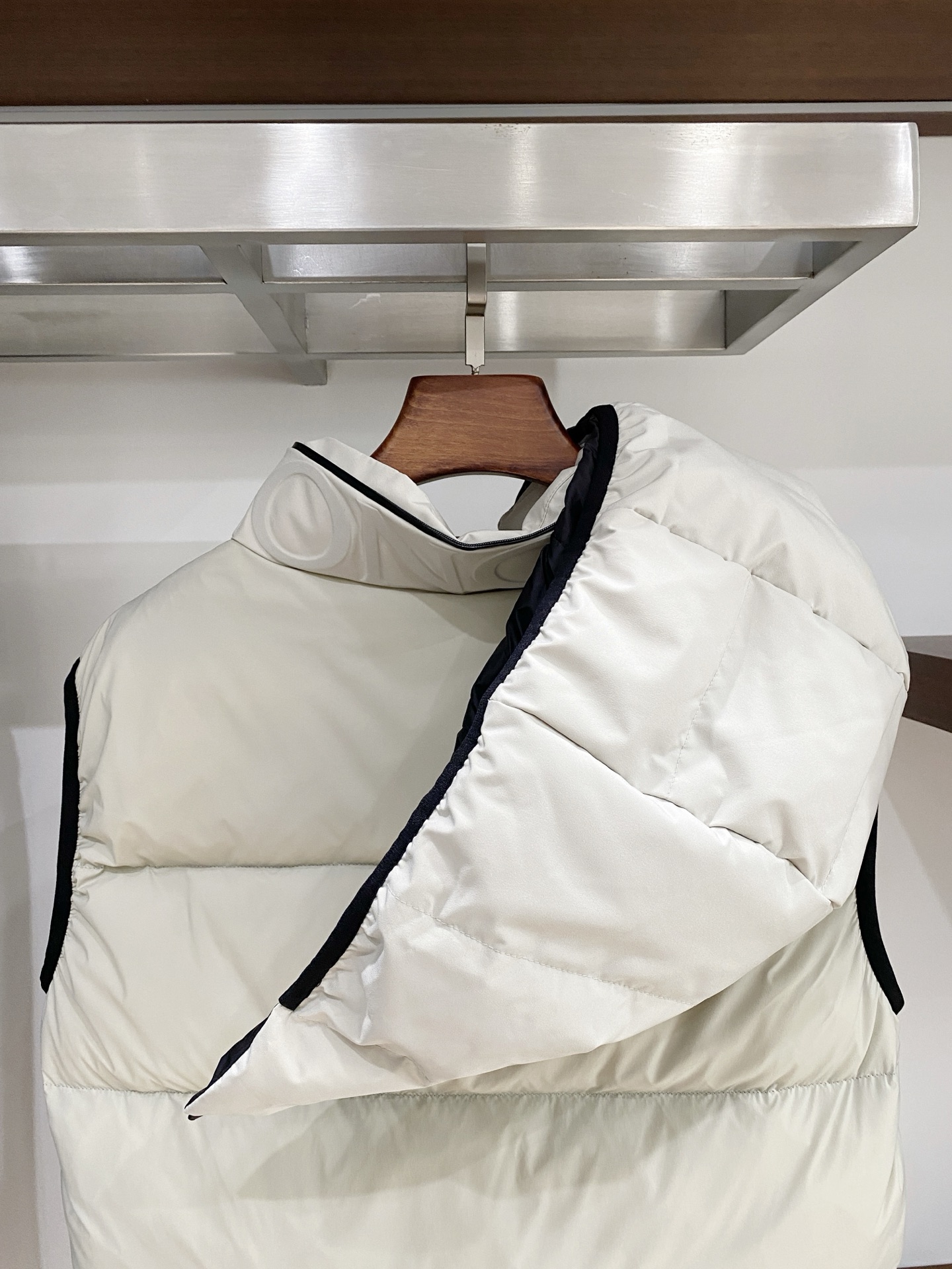 蒙口、2025最新款男士轻薄羽绒马甲、面料柔软舒适 ．上身版型超赞 ．拉链．辅料都是客供 、进口面料，轻