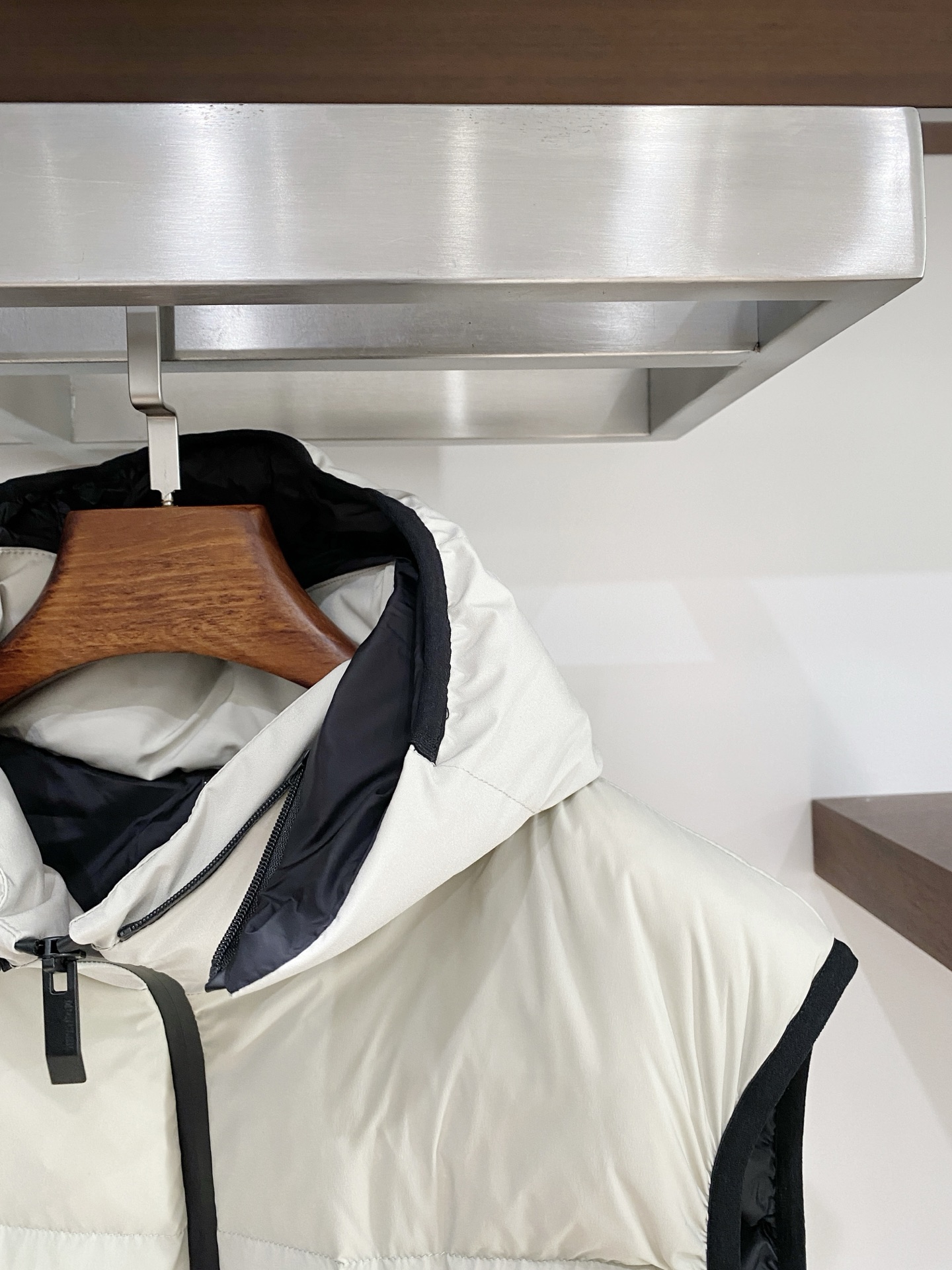 蒙口、2025最新款男士轻薄羽绒马甲、面料柔软舒适 ．上身版型超赞 ．拉链．辅料都是客供 、进口面料，轻