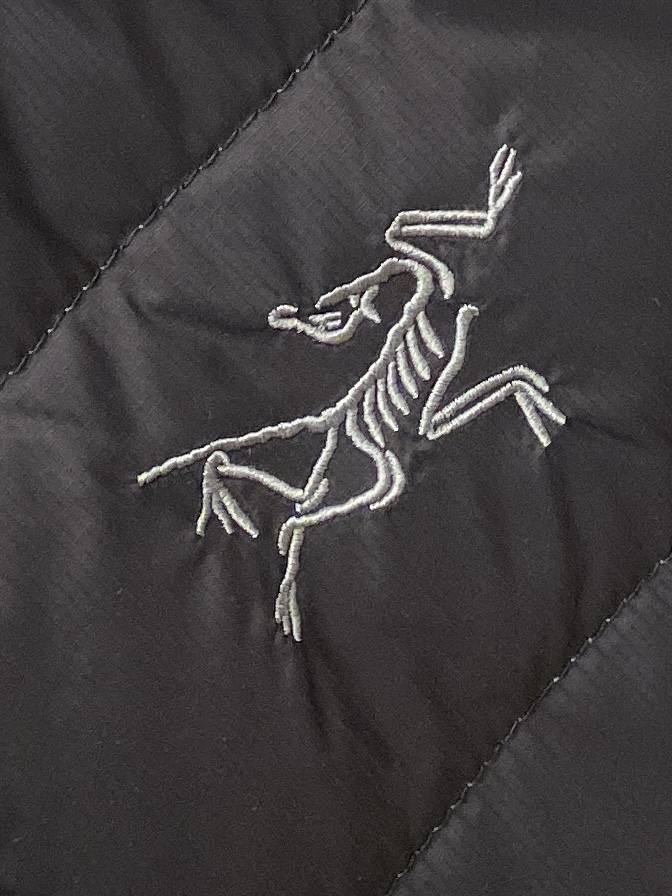 始祖鸟、2025最新款男士轻薄羽绒服、面料柔软舒适 ．上身版型超赞 ．拉链．辅料都是客供 、进口面料，轻