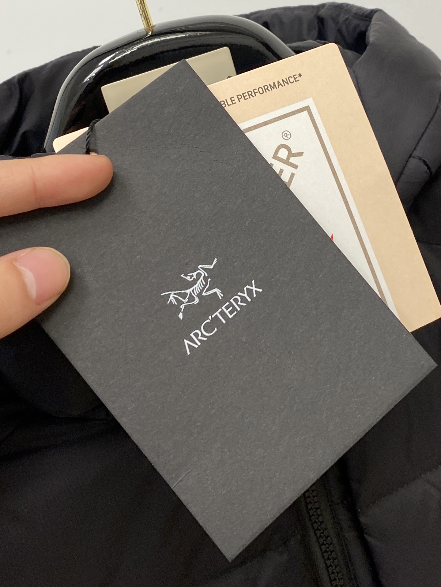 始祖鸟、2025最新款男士轻薄羽绒服、面料柔软舒适 ．上身版型超赞 ．拉链．辅料都是客供 、进口面料，轻