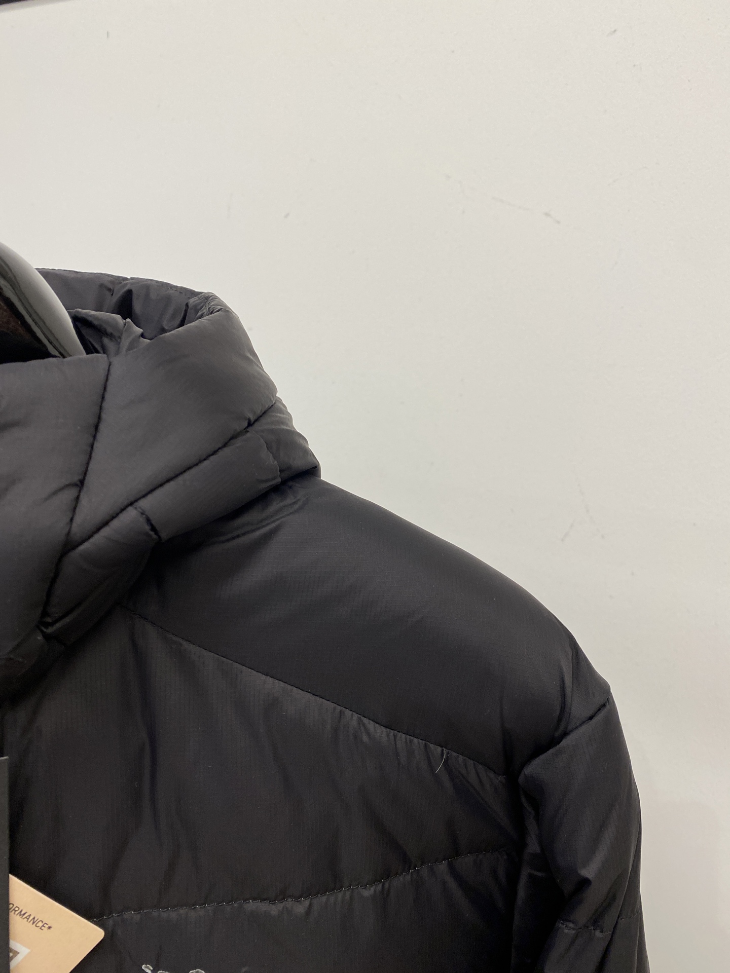 始祖鸟、2025最新款男士轻薄羽绒服、面料柔软舒适 ．上身版型超赞 ．拉链．辅料都是客供 、进口面料，轻