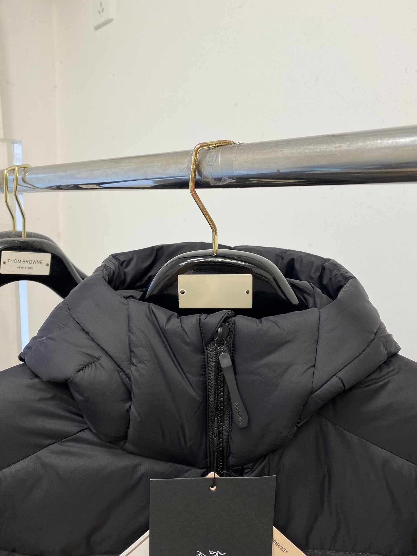 始祖鸟、2025最新款男士轻薄羽绒服、面料柔软舒适 ．上身版型超赞 ．拉链．辅料都是客供 、进口面料，轻