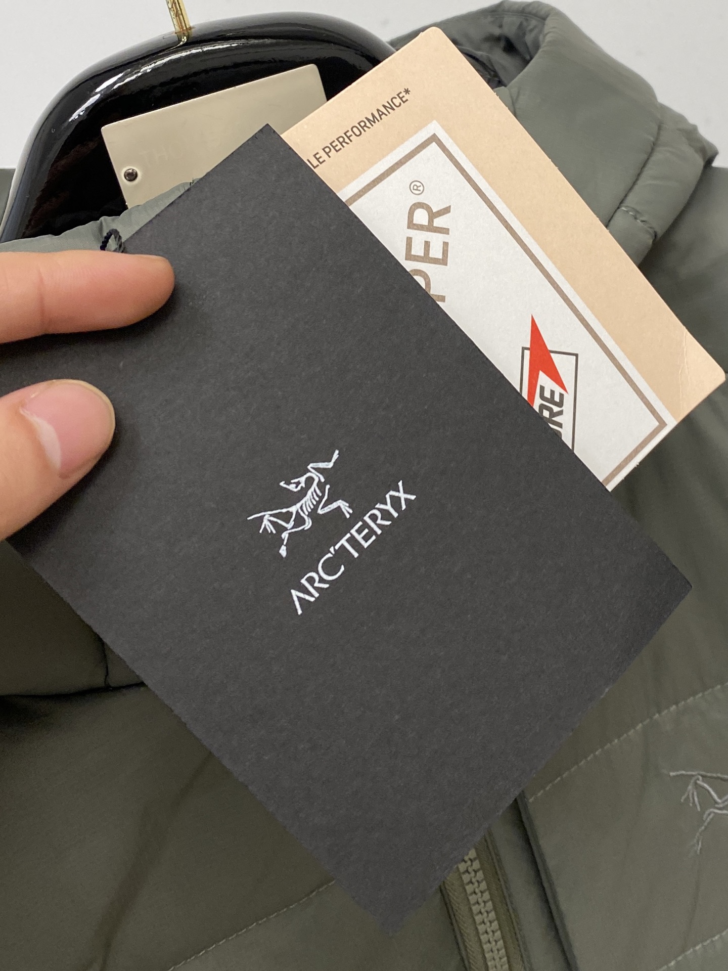 始祖鸟、2025最新款男士轻薄羽绒服、面料柔软舒适 ．上身版型超赞 ．拉链．辅料都是客供 、进口面料，轻