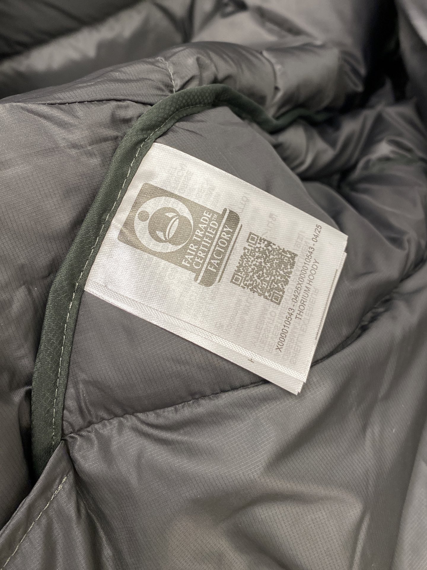 始祖鸟、2025最新款男士轻薄羽绒服、面料柔软舒适 ．上身版型超赞 ．拉链．辅料都是客供 、进口面料，轻