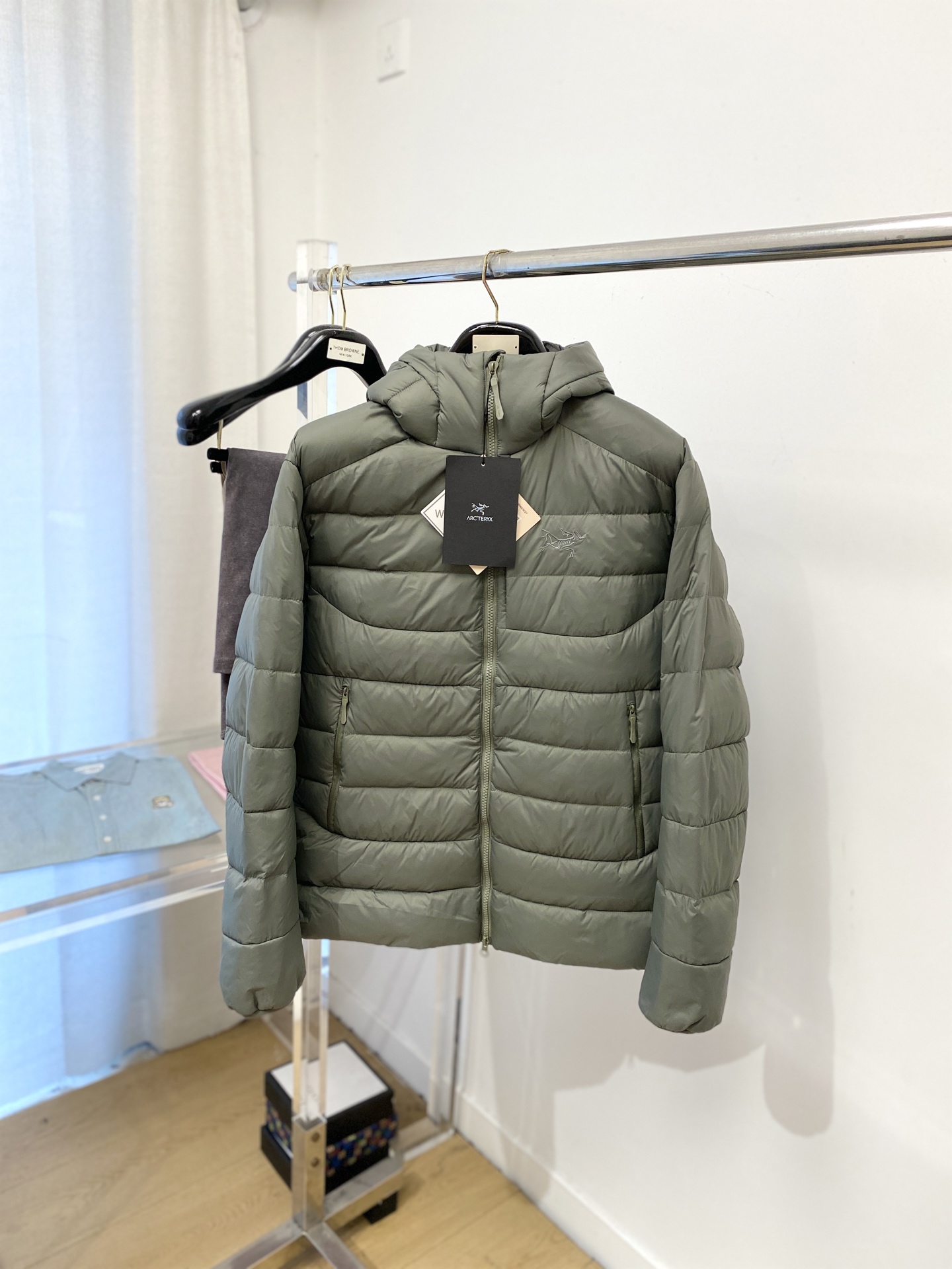 始祖鸟、2025最新款男士轻薄羽绒服、面料柔软舒适 ．上身版型超赞 ．拉链．辅料都是客供 、进口面料，轻