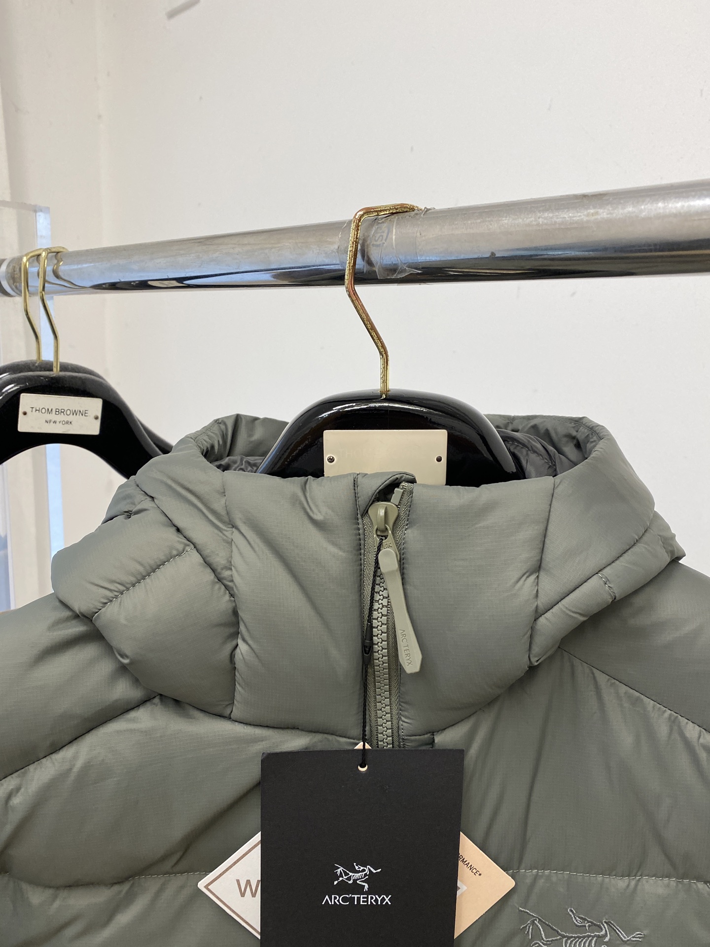 始祖鸟、2025最新款男士轻薄羽绒服、面料柔软舒适 ．上身版型超赞 ．拉链．辅料都是客供 、进口面料，轻