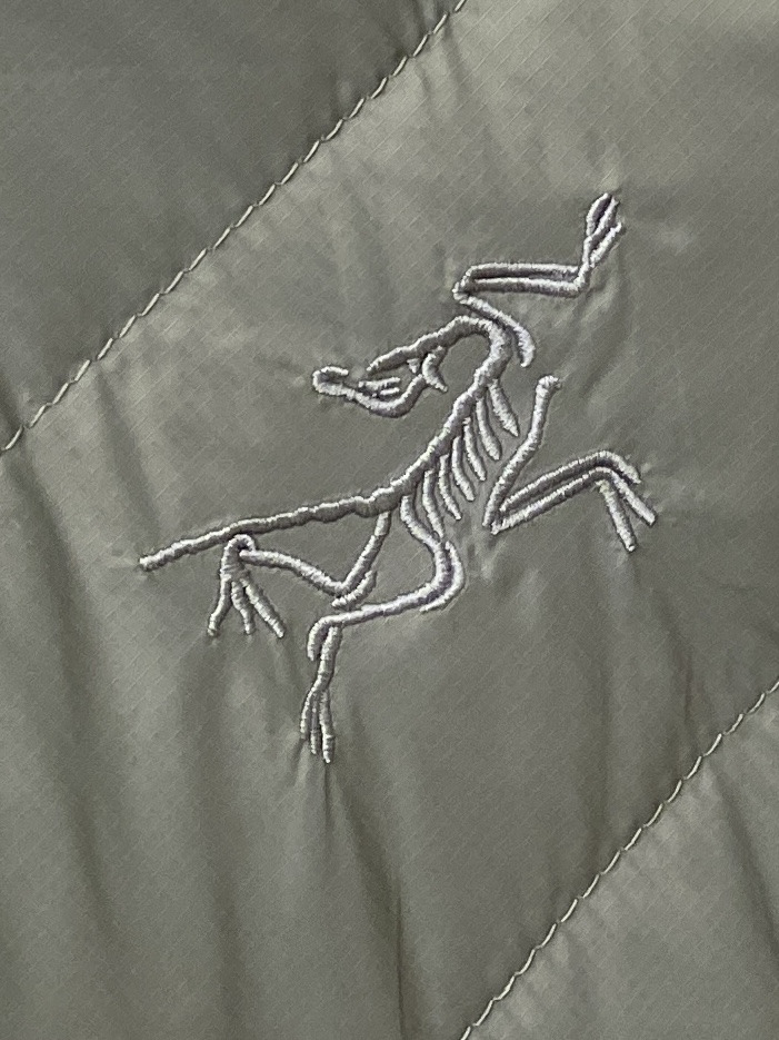 始祖鸟、2025最新款男士轻薄羽绒服、面料柔软舒适 ．上身版型超赞 ．拉链．辅料都是客供 、进口面料，轻