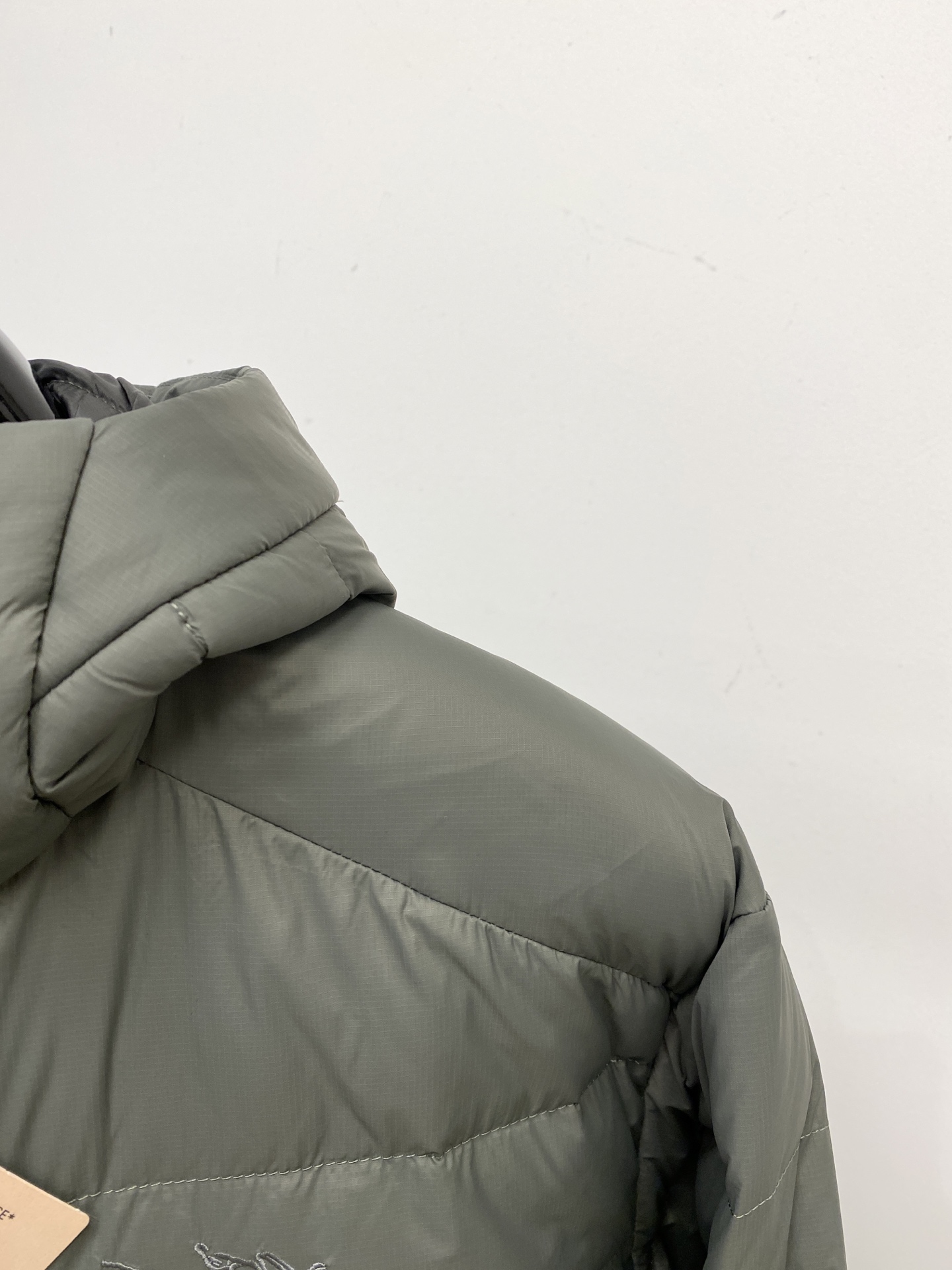 始祖鸟、2025最新款男士轻薄羽绒服、面料柔软舒适 ．上身版型超赞 ．拉链．辅料都是客供 、进口面料，轻