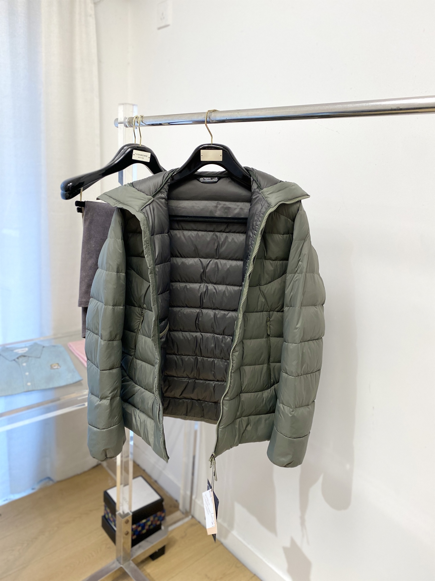 始祖鸟、2025最新款男士轻薄羽绒服、面料柔软舒适 ．上身版型超赞 ．拉链．辅料都是客供 、进口面料，轻