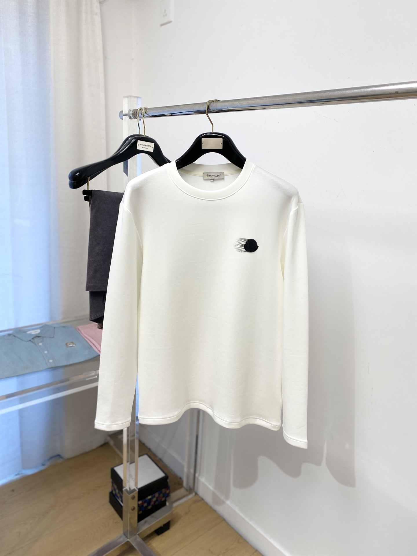 NO:627145,Covered mouth, 2025 new long-sleeved, handsome and fashionable, embroidered decorative pattern logo on the chest, simple and versatile. The fabric cotton is not only crisp and maintains the trendy silhouette, but also comfortable to wear, and the yarn is more delicate. Size M-3XL, Moncler, alexander wang19860909蒙口、2025新品长袖,帅气时尚,胸前刺绣装饰图案logo,简约百搭款.面料棉 不仅挺括,保持潮流的廓形,又穿着舒适,纱织更细腻,码数M-3XL,,Moncler,alexander wang,Men's clothing