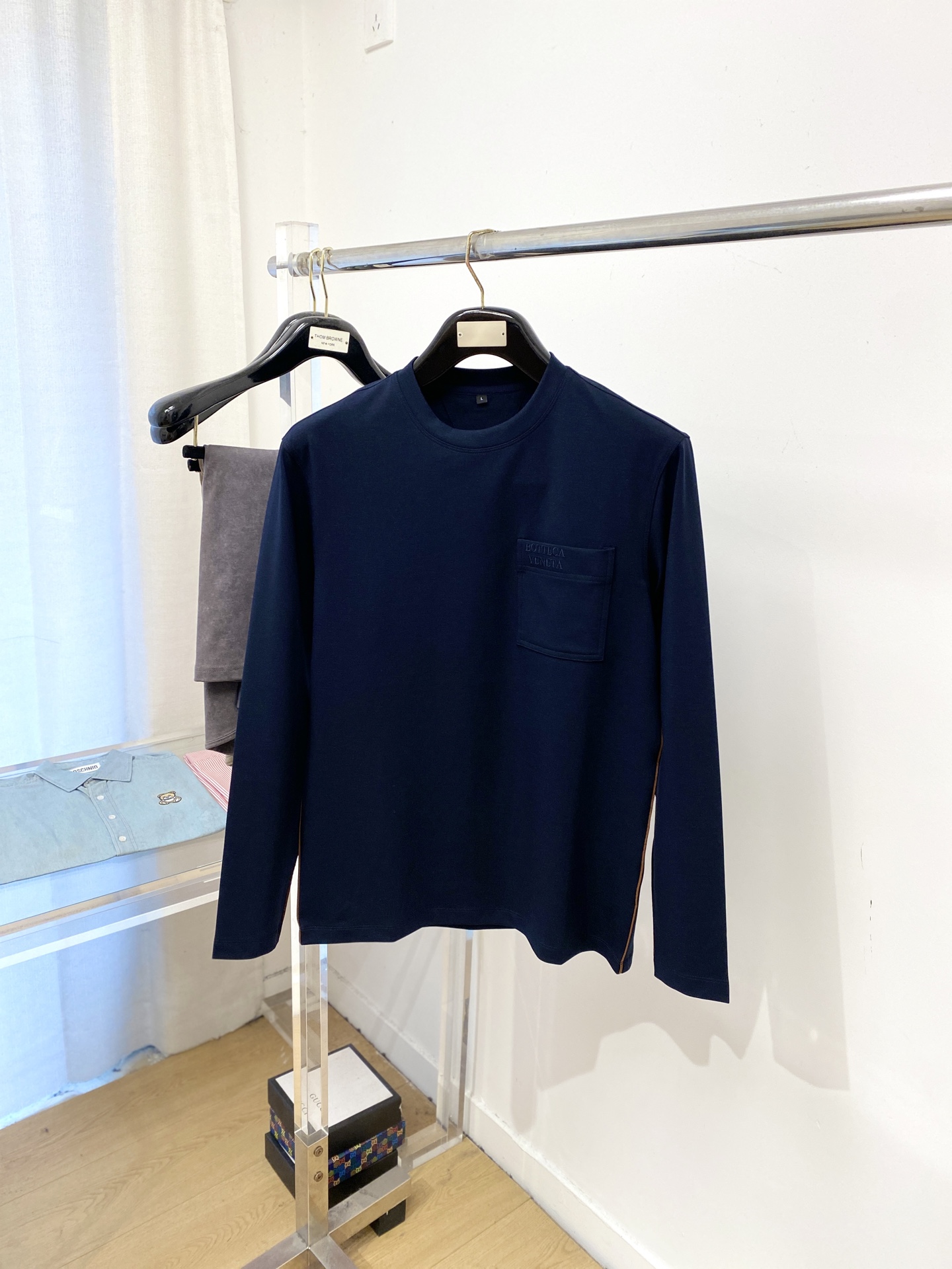 NO:627153,BV, 2025 new long-sleeved, handsome and fashionable, exquisite embroidered letter logo on the chest, simple and versatile. The fabric cotton is not only crisp and maintains the trendy silhouette, but also comfortable to wear, and the yarn is more delicate. The size is M-3XL,,bottega veneta,alexander wang19860909BV、2025新品长袖,帅气时尚,胸前精致刺绣字母logo,简约百搭款.面料棉 不仅挺括,保持潮流的廓形,又穿着舒适,纱织更细腻,码数M-3XL,,bottega veneta,alexander wang,Men's clothing