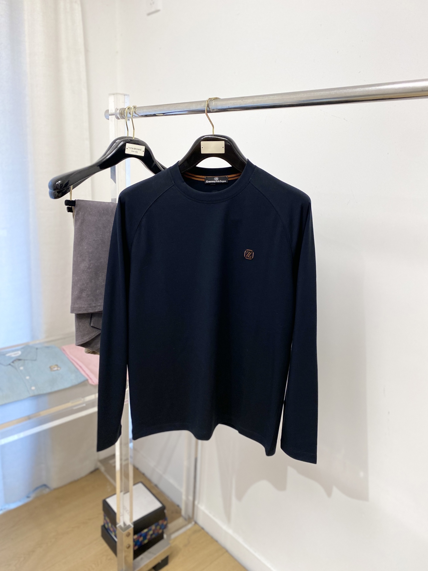 NO:627203,Zegna, 2025 new long-sleeved product, handsome and fashionable, with embossed printed letter logo on the chest, simple and versatile. The fabric cotton is not only crisp and maintains the trendy silhouette, but also comfortable to wear, and the yarn is more delicate. Size M-3XL,,zegna,alexander wang19860909杰尼亚、2025新品长袖,帅气时尚,胸前设计凹凸印胶字母logo,简约百搭款.面料棉 不仅挺括,保持潮流的廓形,又穿着舒适,纱织更细腻,码数M-3XL,,zegna,alexander wang,Men's clothing