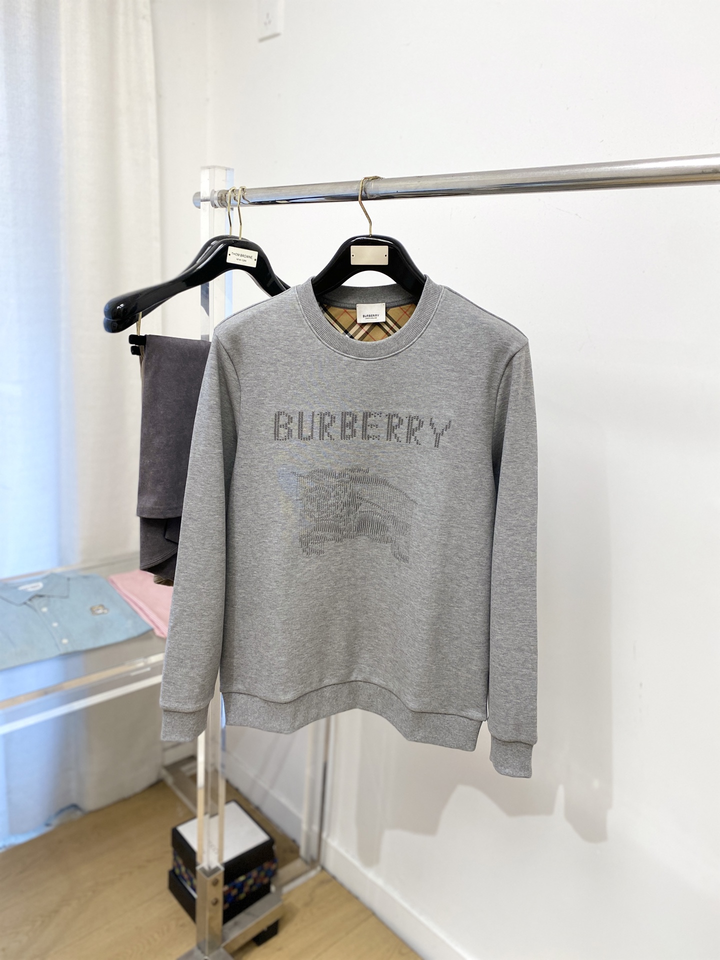 NO:627197,Burberry, 2025 new sweatshirt, handsome and fashionable, exquisite embroidery pattern letter logo on the chest, simple and versatile. The fabric cotton is not only crisp and maintains the trendy silhouette, but also comfortable to wear, the yarn is more delicate, the size is M-3XL,, burberry, hoodie, sweatshirts, alexander wang19860909巴宝莉、2025新品卫衣,帅气时尚,胸前精致刺绣图案字母logo,简约百搭款.面料棉 不仅挺括,保持潮流的廓形,又穿着舒适,纱织更细腻,码数M-3XL,,burberry,hoodie,sweatshirts,alexander wang,Men's clothing