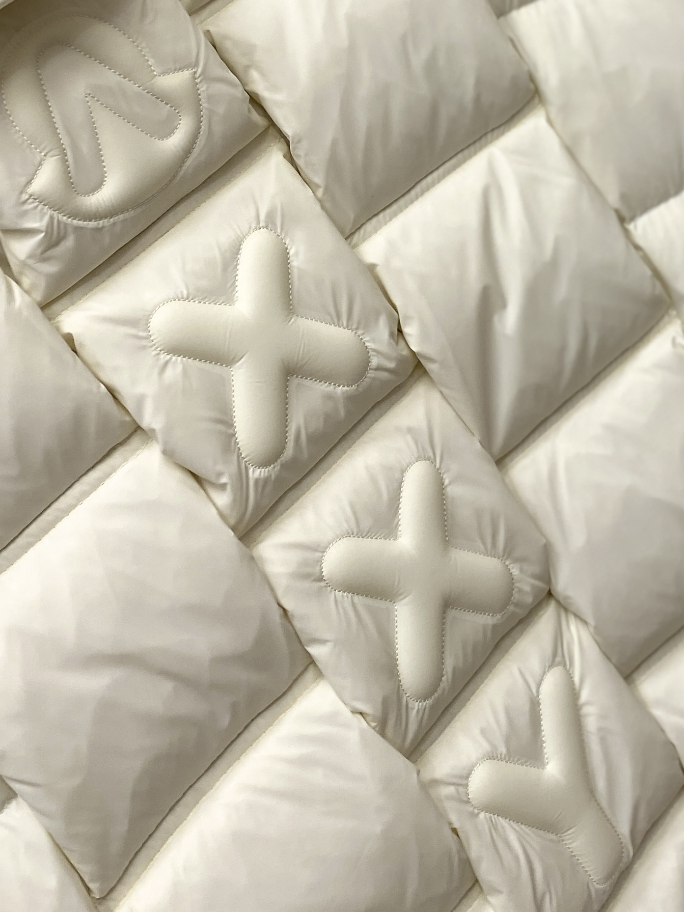 蒙口、2025最新款男士轻薄羽绒服、面料柔软舒适 ．上身版型超赞 ．拉链．辅料都是客供 、进口面料，轻便