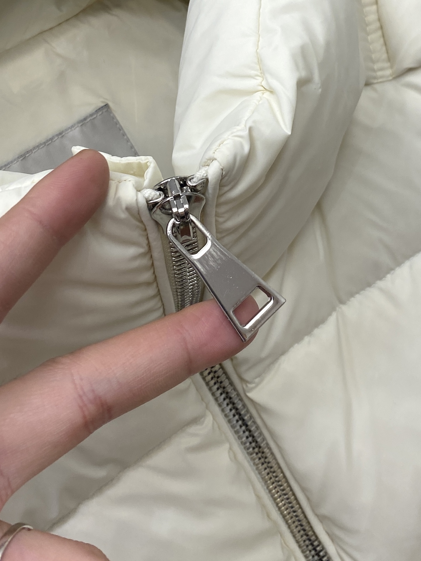 蒙口、2025最新款男士轻薄羽绒服、面料柔软舒适 ．上身版型超赞 ．拉链．辅料都是客供 、进口面料，轻便