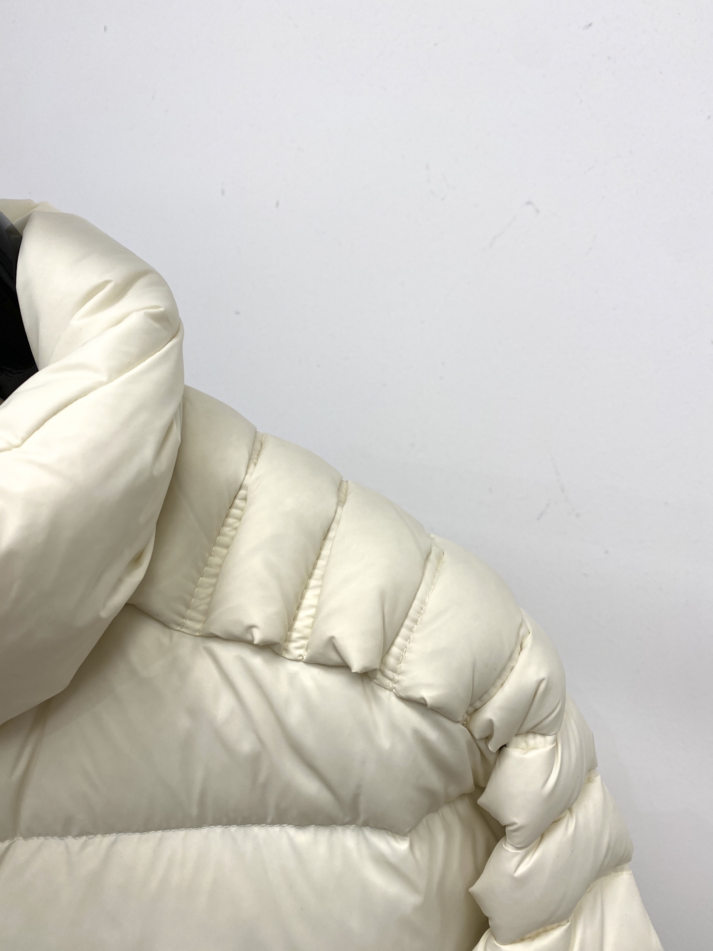 蒙口、2025最新款男士轻薄羽绒服、面料柔软舒适 ．上身版型超赞 ．拉链．辅料都是客供 、进口面料，轻便