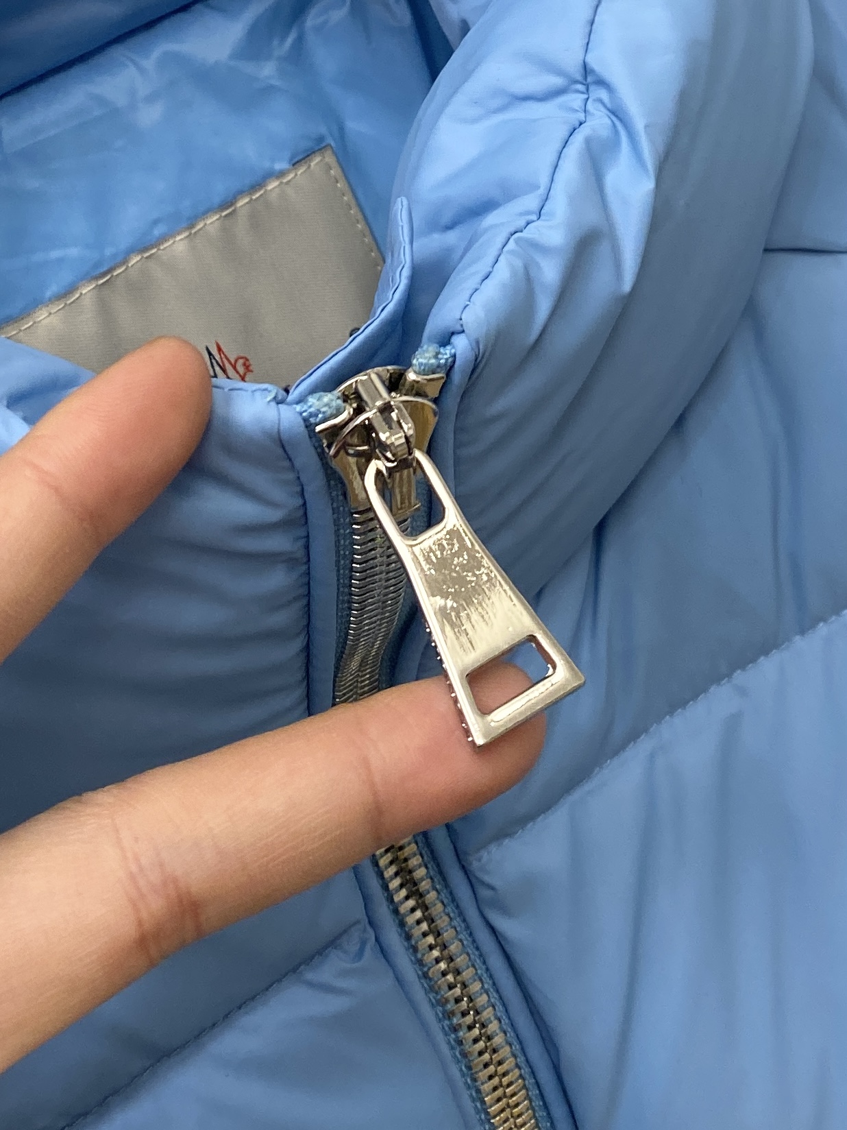 蒙口、2025最新款男士轻薄羽绒服、面料柔软舒适 ．上身版型超赞 ．拉链．辅料都是客供 、进口面料，轻便