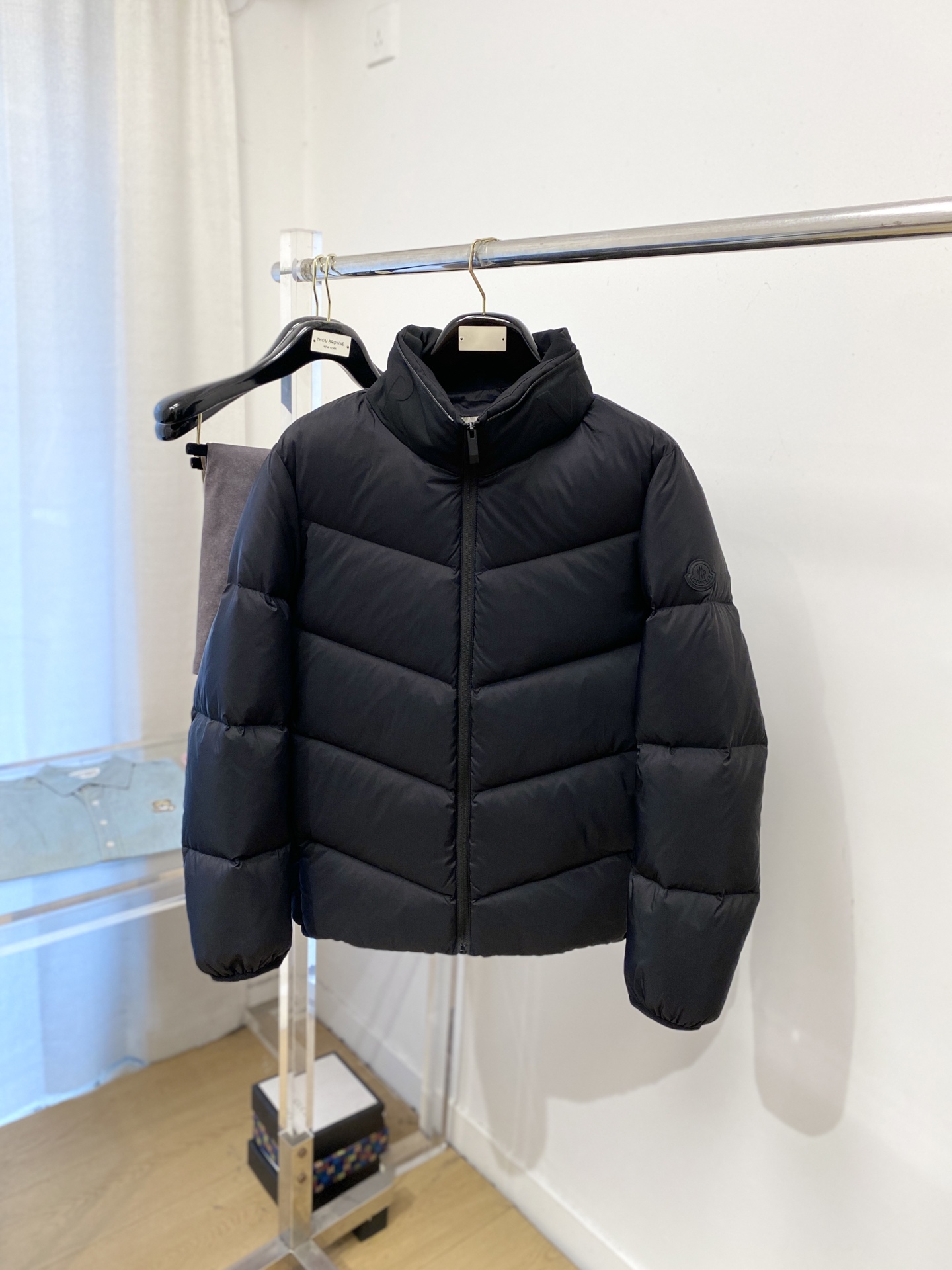 NO:691490,Meng Mouth, the latest 2025 men's lightweight down jacket, the fabric is soft and comfortable.  The upper body shape is awesome.  zipper.  The accessories are all custom-supplied and imported fabrics, which are light and comfortable, warm and stylish, simple and elegant!  Lightweight and warm, the best choice to keep out the cold in autumn and winter. Size M-3XL, Moncler, down jacket,19860909蒙口、2025最新款男士轻薄羽绒服、面料柔软舒适 ．上身版型超赞 ．拉链．辅料都是客供 、进口面料,轻便舒适,保暖有型、简单大方款式！轻便保暖、秋冬御寒的最佳选择 码数M-3XL,,Moncler,down jacket,,Men's clothing