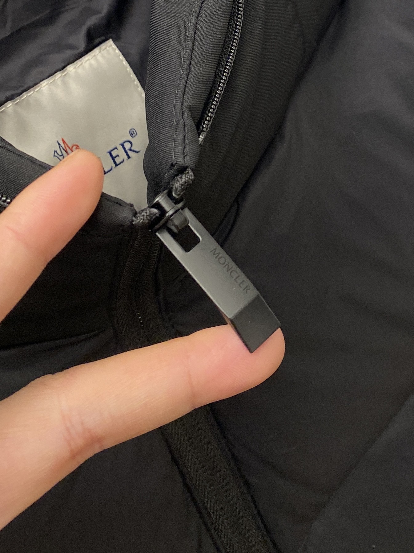 蒙口、2025最新款男士轻薄羽绒服、面料柔软舒适 ．上身版型超赞 ．拉链．辅料都是客供 、进口面料，轻便