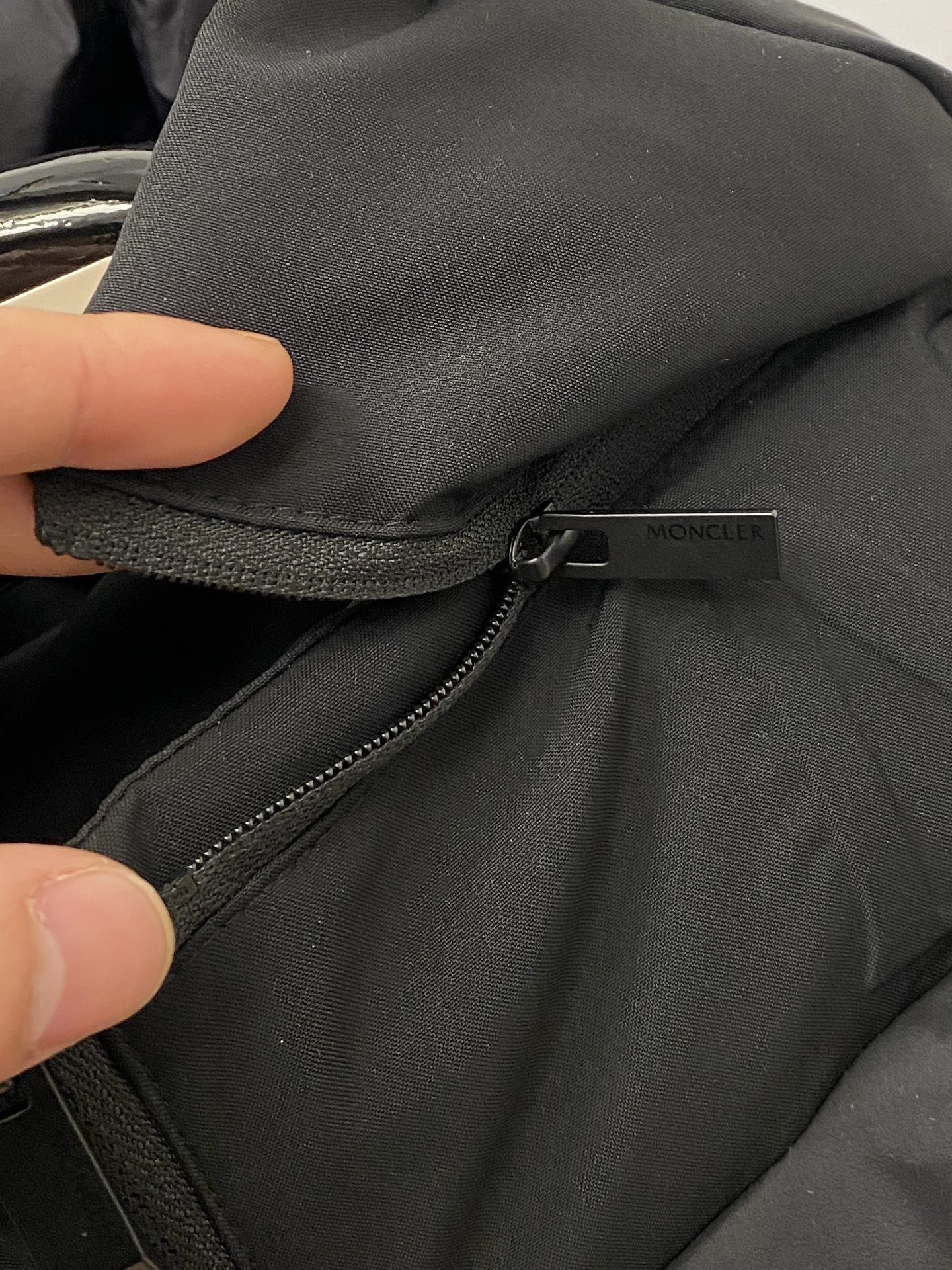 蒙口、2025最新款男士轻薄羽绒服、面料柔软舒适 ．上身版型超赞 ．拉链．辅料都是客供 、进口面料，轻便