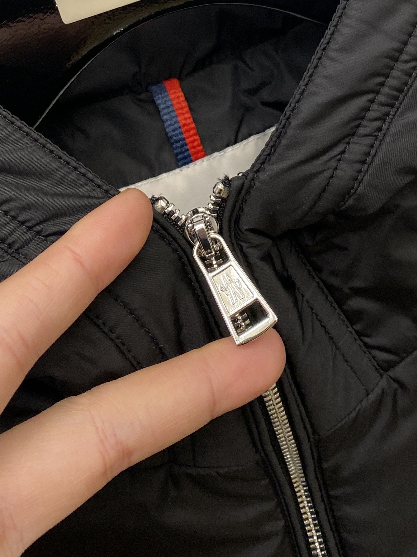 ￼ 蒙口、 2025新品夹克外套，时尚帅气，简约百搭款，袖口刺绣装饰图案logo，定制原版面料，不仅挺括