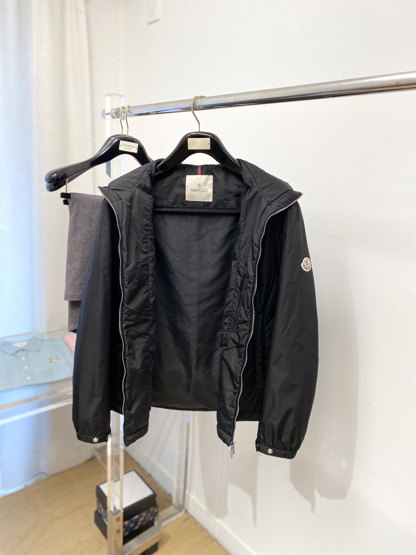 ￼ 蒙口、 2025新品夹克外套，时尚帅气，简约百搭款，袖口刺绣装饰图案logo，定制原版面料，不仅挺括