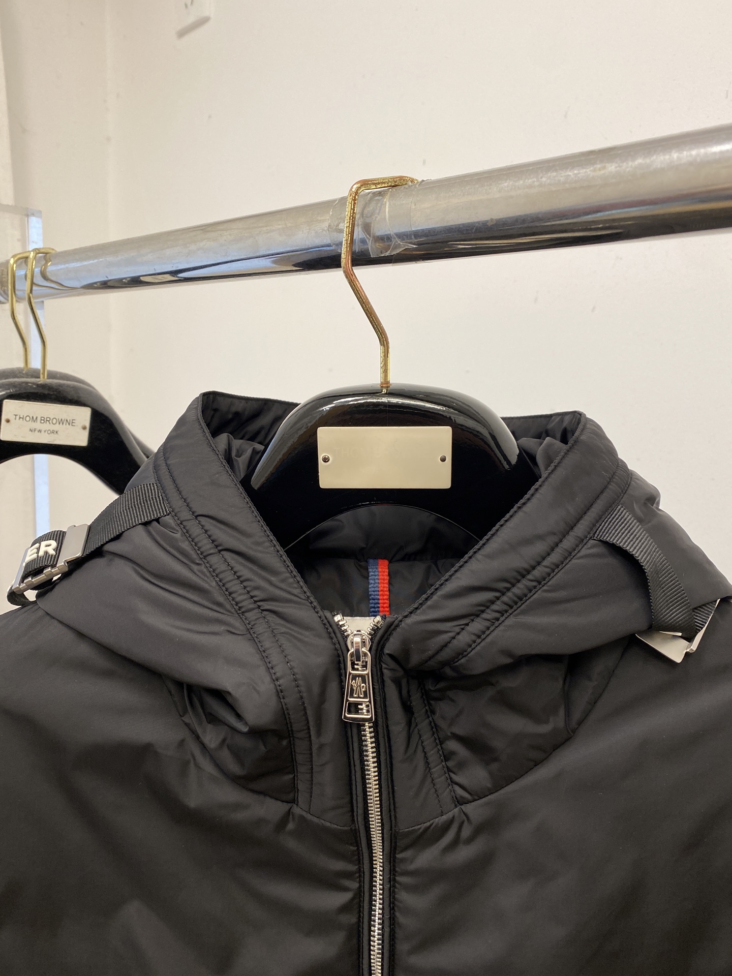 ￼ 蒙口、 2025新品夹克外套，时尚帅气，简约百搭款，袖口刺绣装饰图案logo，定制原版面料，不仅挺括