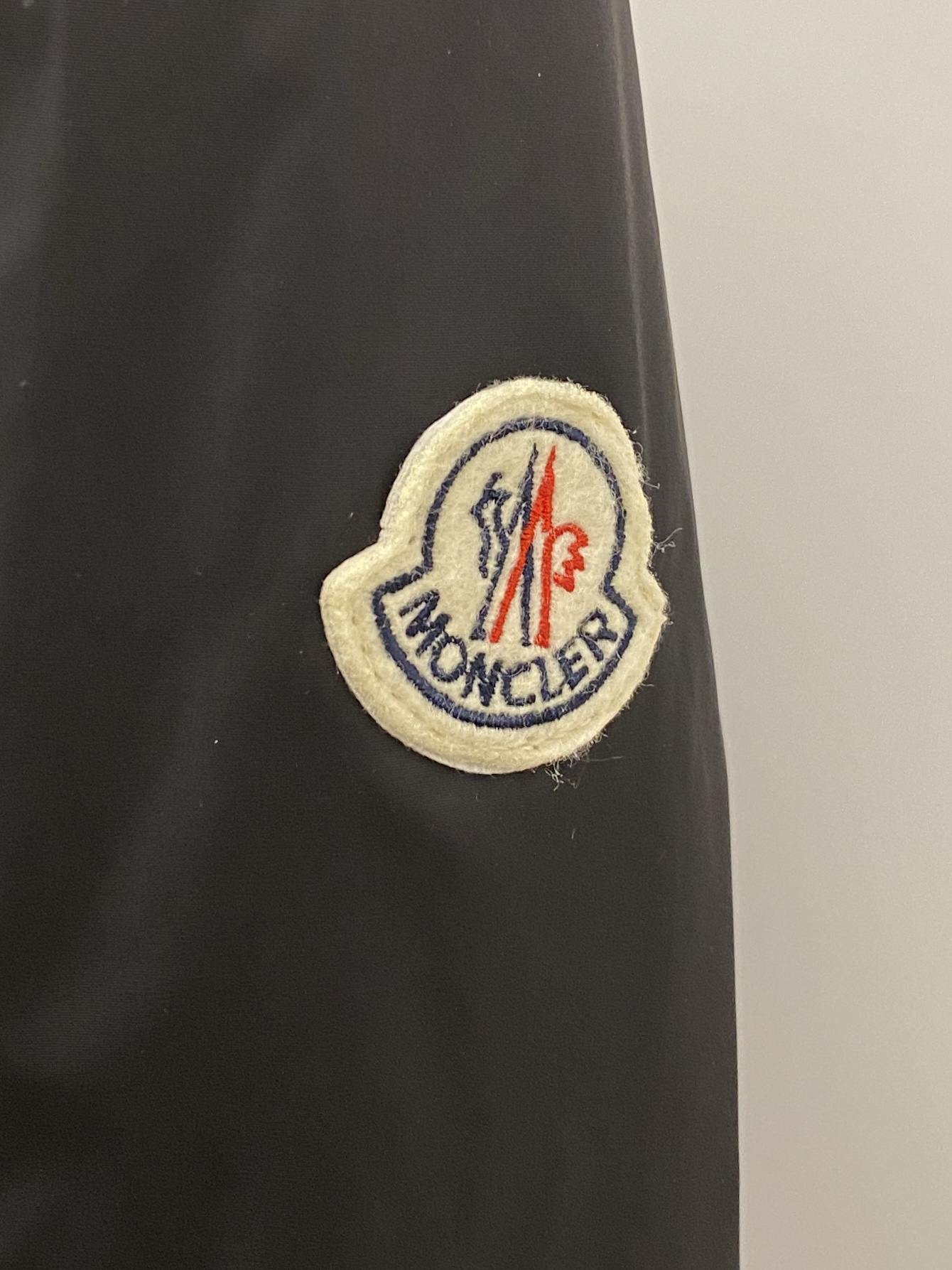 ￼ 蒙口、 2025新品夹克外套，时尚帅气，简约百搭款，袖口刺绣装饰图案logo，定制原版面料，不仅挺括