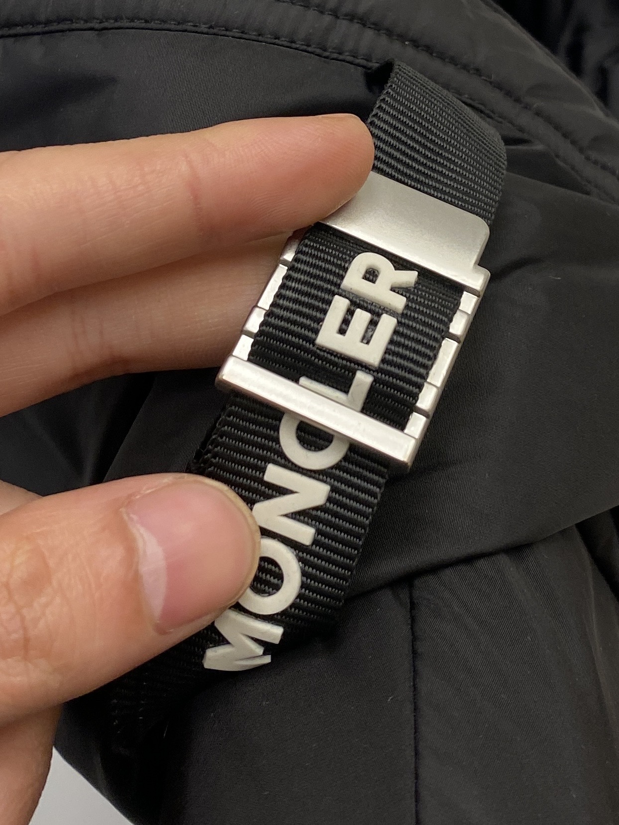 ￼ 蒙口、 2025新品夹克外套，时尚帅气，简约百搭款，袖口刺绣装饰图案logo，定制原版面料，不仅挺括