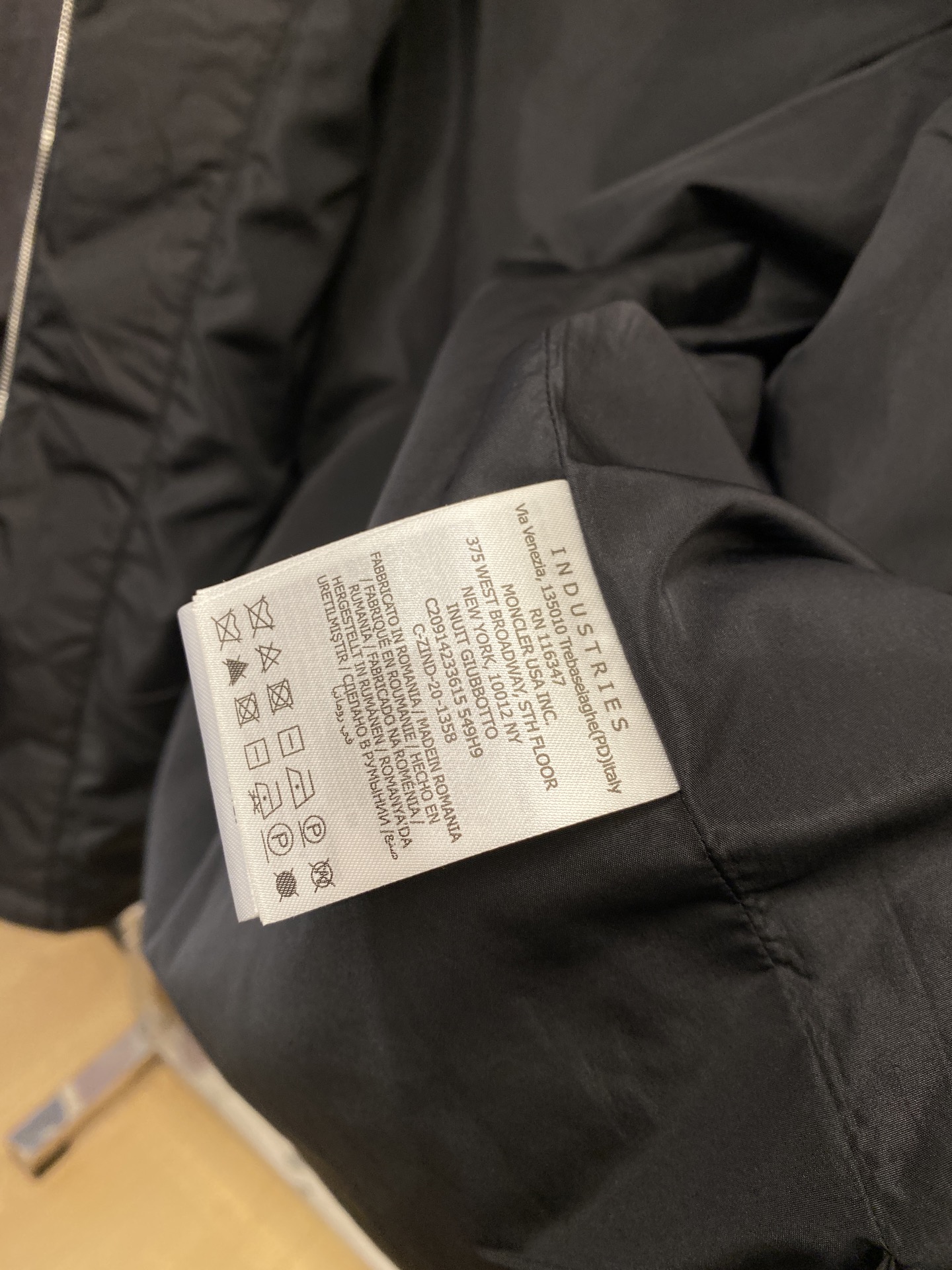 ￼ 蒙口、 2025新品夹克外套，时尚帅气，简约百搭款，袖口刺绣装饰图案logo，定制原版面料，不仅挺括