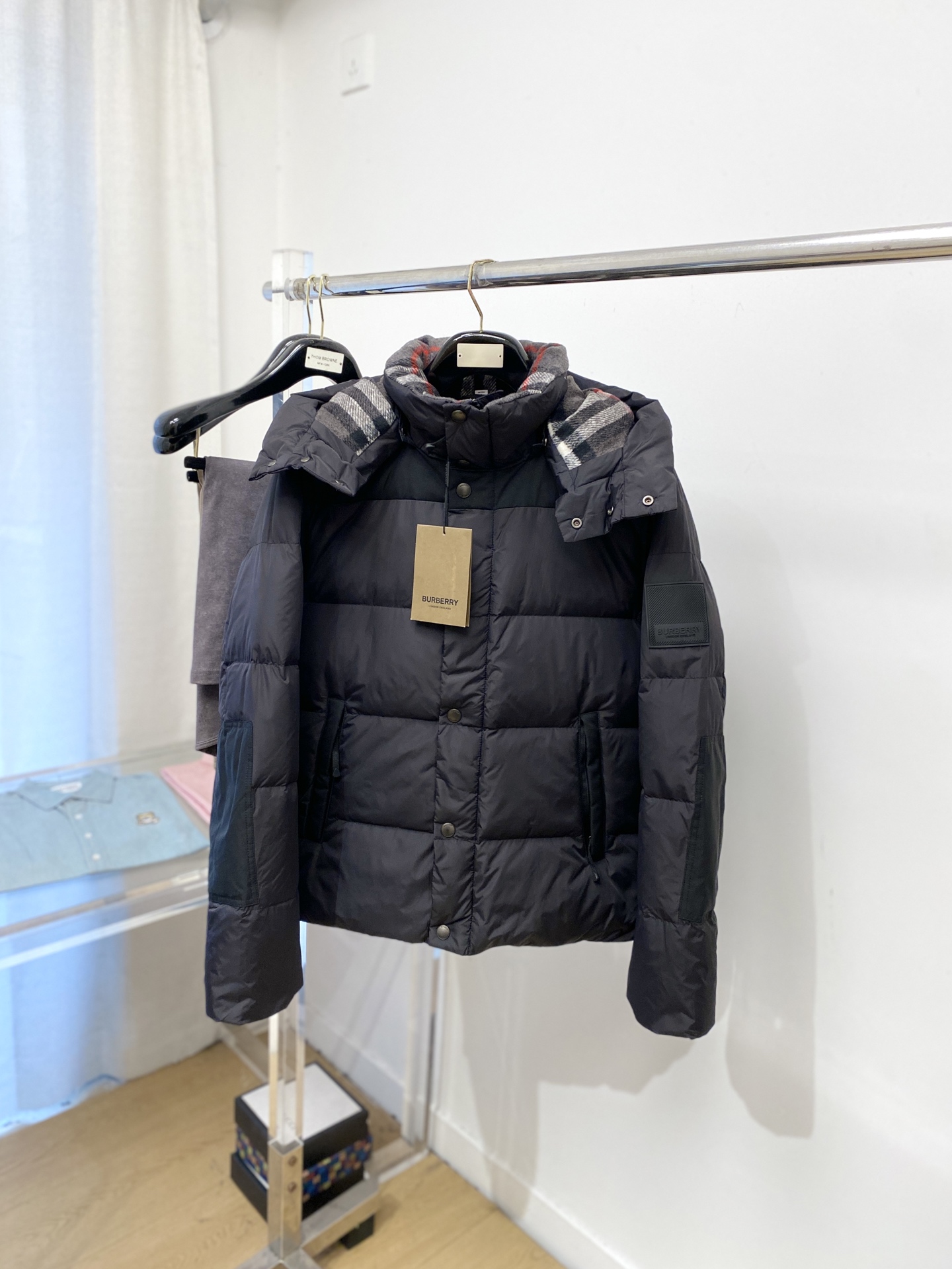 NO:624299,Burberry, the latest 2025 men's lightweight down jacket, the fabric is soft and comfortable.  The upper body shape is awesome.  zipper.  The accessories are all custom-supplied and imported fabrics, which are light and comfortable, warm and stylish, simple and elegant!  Lightweight and warm, the best choice to keep out the cold in autumn and winter. Size M-3XL,,burberry,down jacket,alexander wang19860909巴宝莉、2025最新款男士轻薄羽绒服、面料柔软舒适 ．上身版型超赞 ．拉链．辅料都是客供 、进口面料,轻便舒适,保暖有型、简单大方款式！轻便保暖、秋冬御寒的最佳选择 码数M-3XL,,burberry,down jacket,alexander wang,Men's clothing