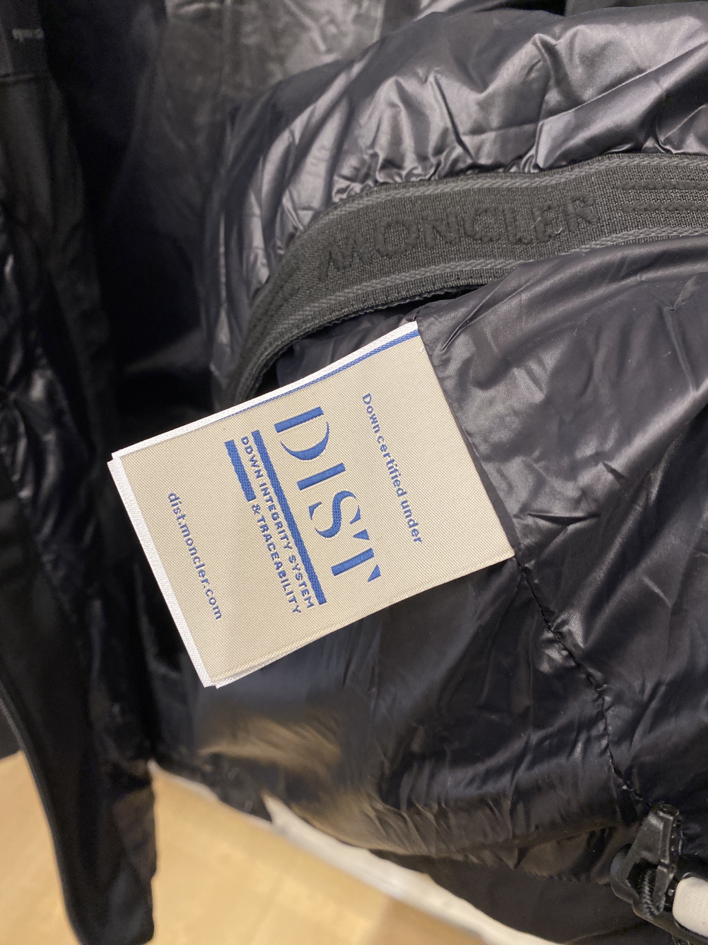 蒙口、2025最新款男士轻薄羽绒服、面料柔软舒适 ．上身版型超赞 ．拉链．辅料都是客供 、进口面料，轻便