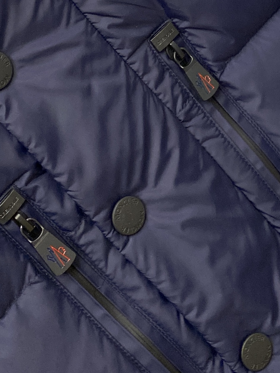 蒙口、2025最新款男士轻薄羽绒服、面料柔软舒适 ．上身版型超赞 ．拉链．辅料都是客供 、进口面料，轻便