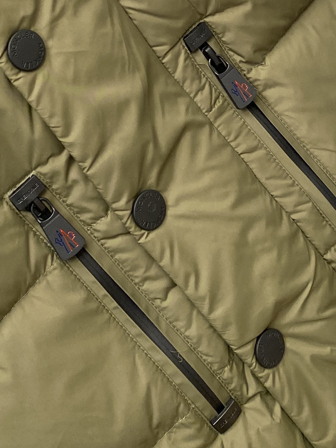 蒙口、2025最新款男士轻薄羽绒服、面料柔软舒适 ．上身版型超赞 ．拉链．辅料都是客供 、进口面料，轻便