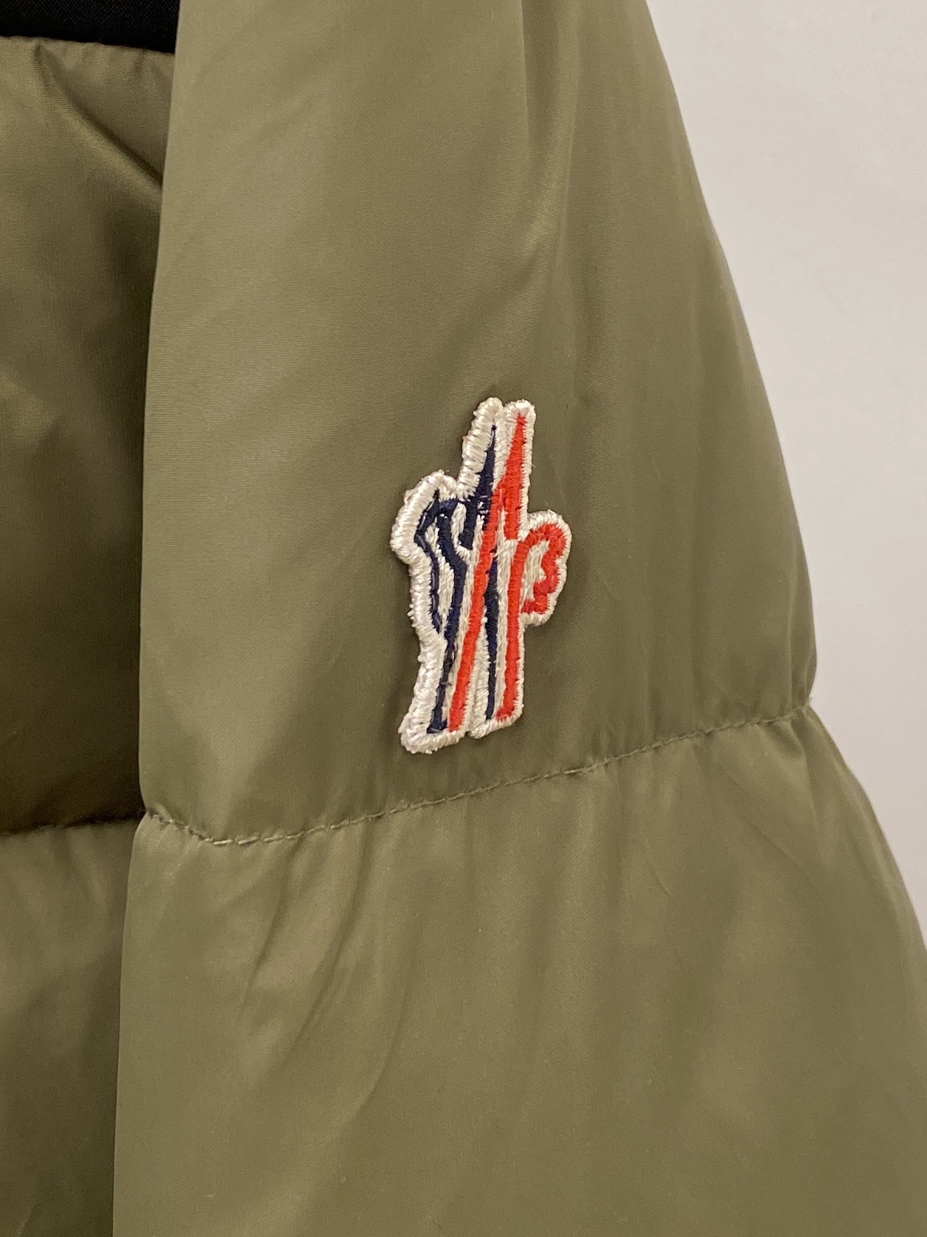 蒙口、2025最新款男士轻薄羽绒服、面料柔软舒适 ．上身版型超赞 ．拉链．辅料都是客供 、进口面料，轻便