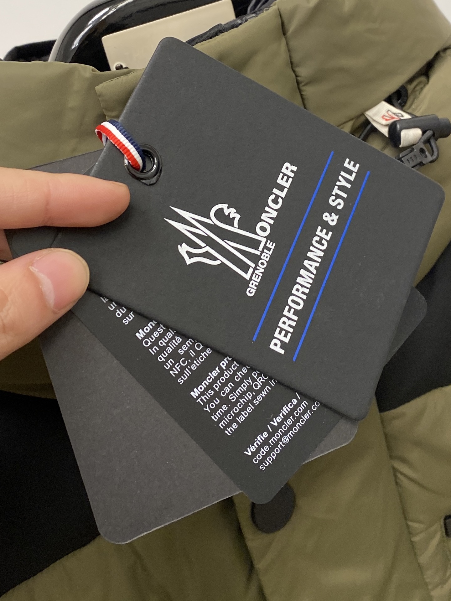 蒙口、2025最新款男士轻薄羽绒服、面料柔软舒适 ．上身版型超赞 ．拉链．辅料都是客供 、进口面料，轻便